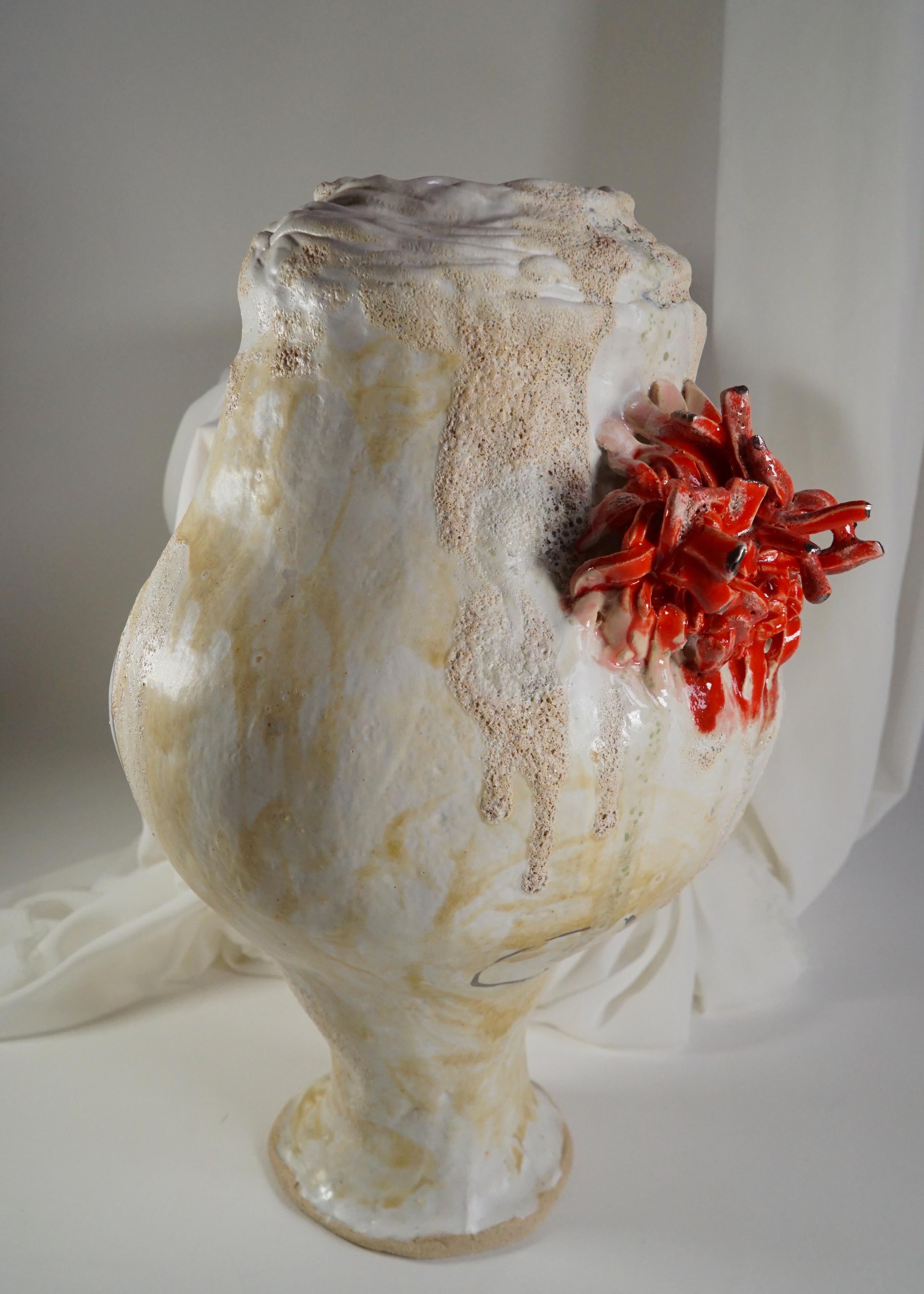 Vaso rosso e crema di ispirazione spagnola rinascimentale di Hania Jneid In condizioni Nuovo in vendita a BARCELONA, ES