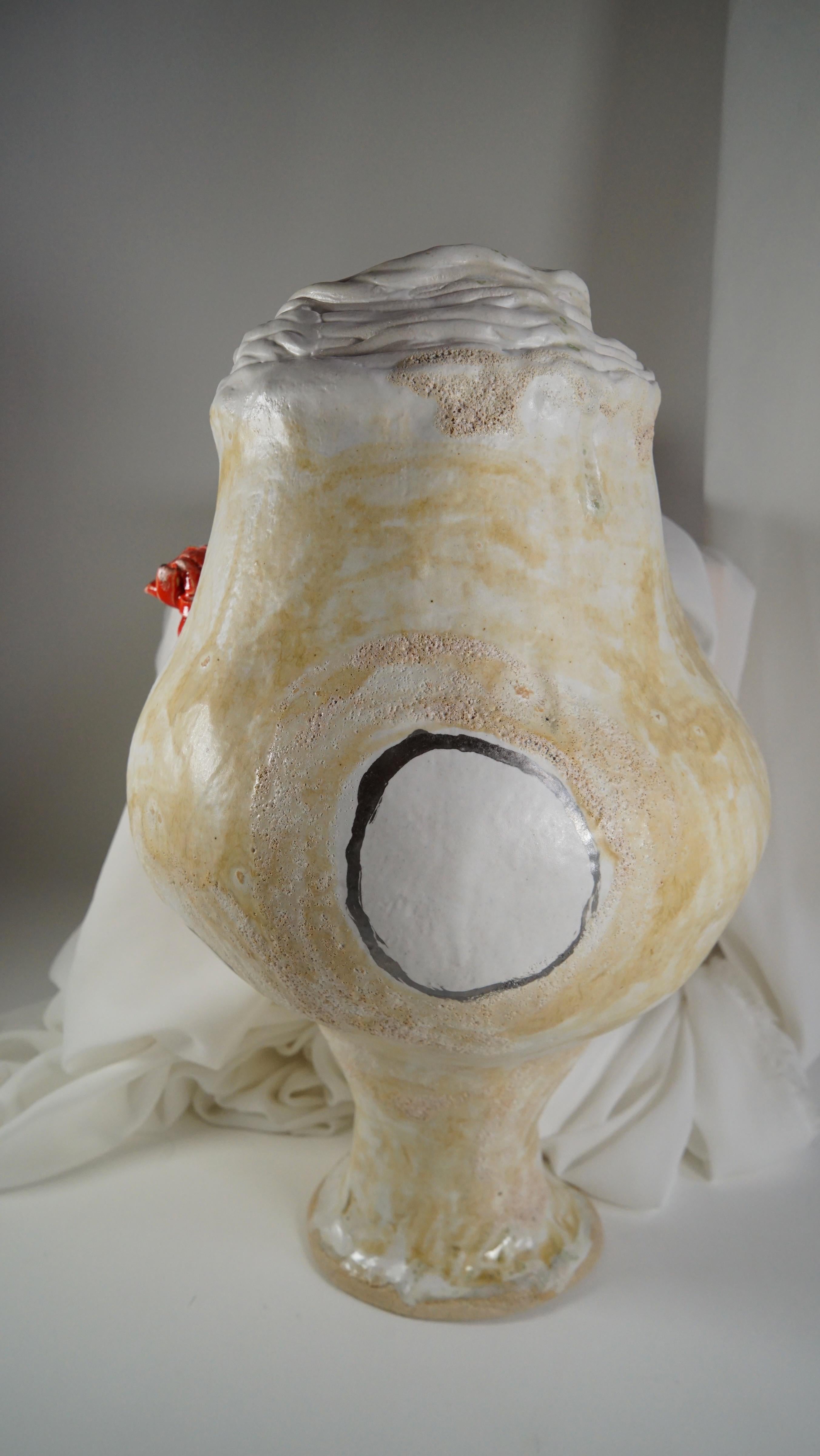 Neorinascimentale Vaso rosso e crema di ispirazione spagnola rinascimentale di Hania Jneid in vendita