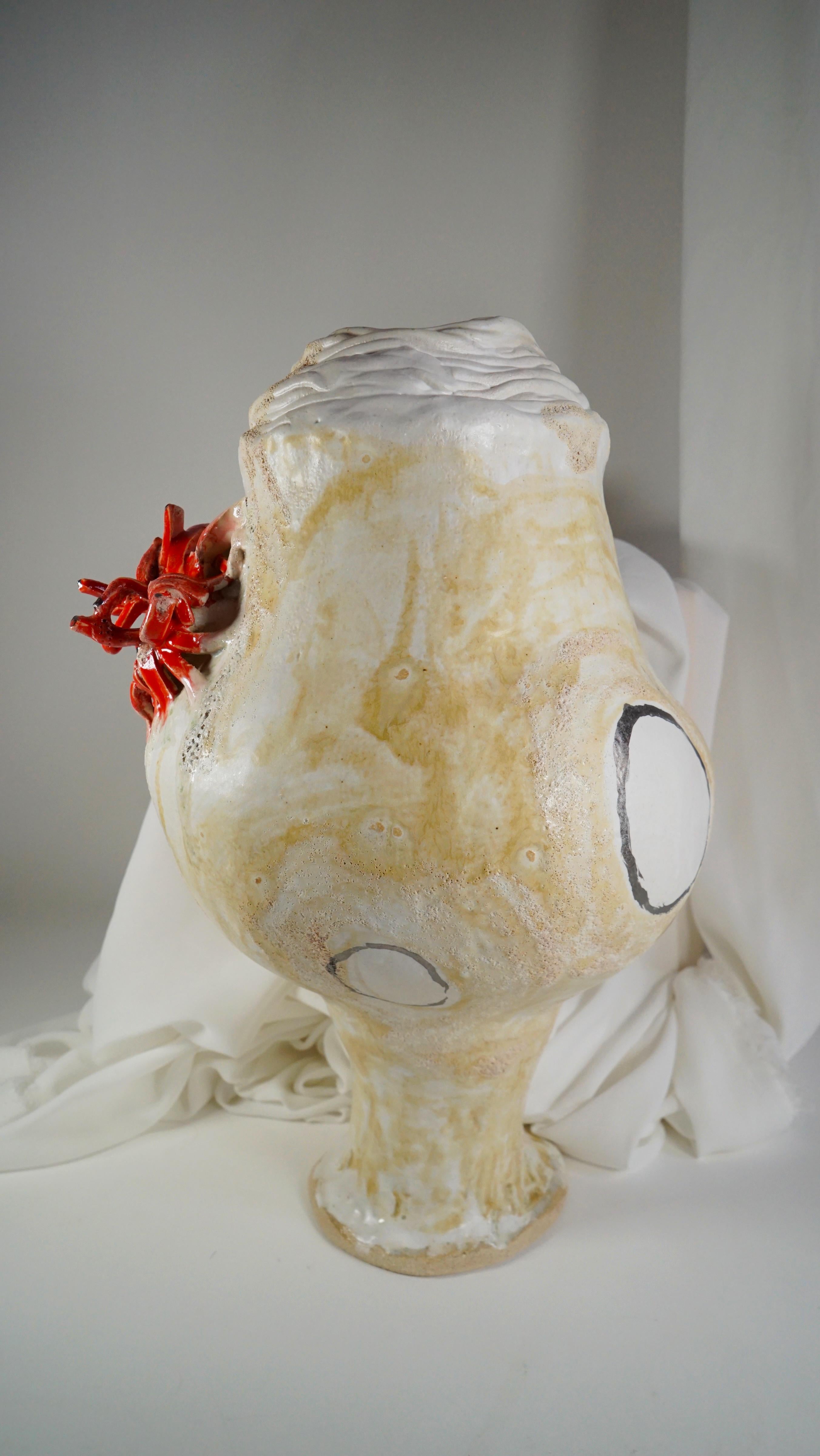Intagliato a mano Vaso rosso e crema di ispirazione spagnola rinascimentale di Hania Jneid in vendita