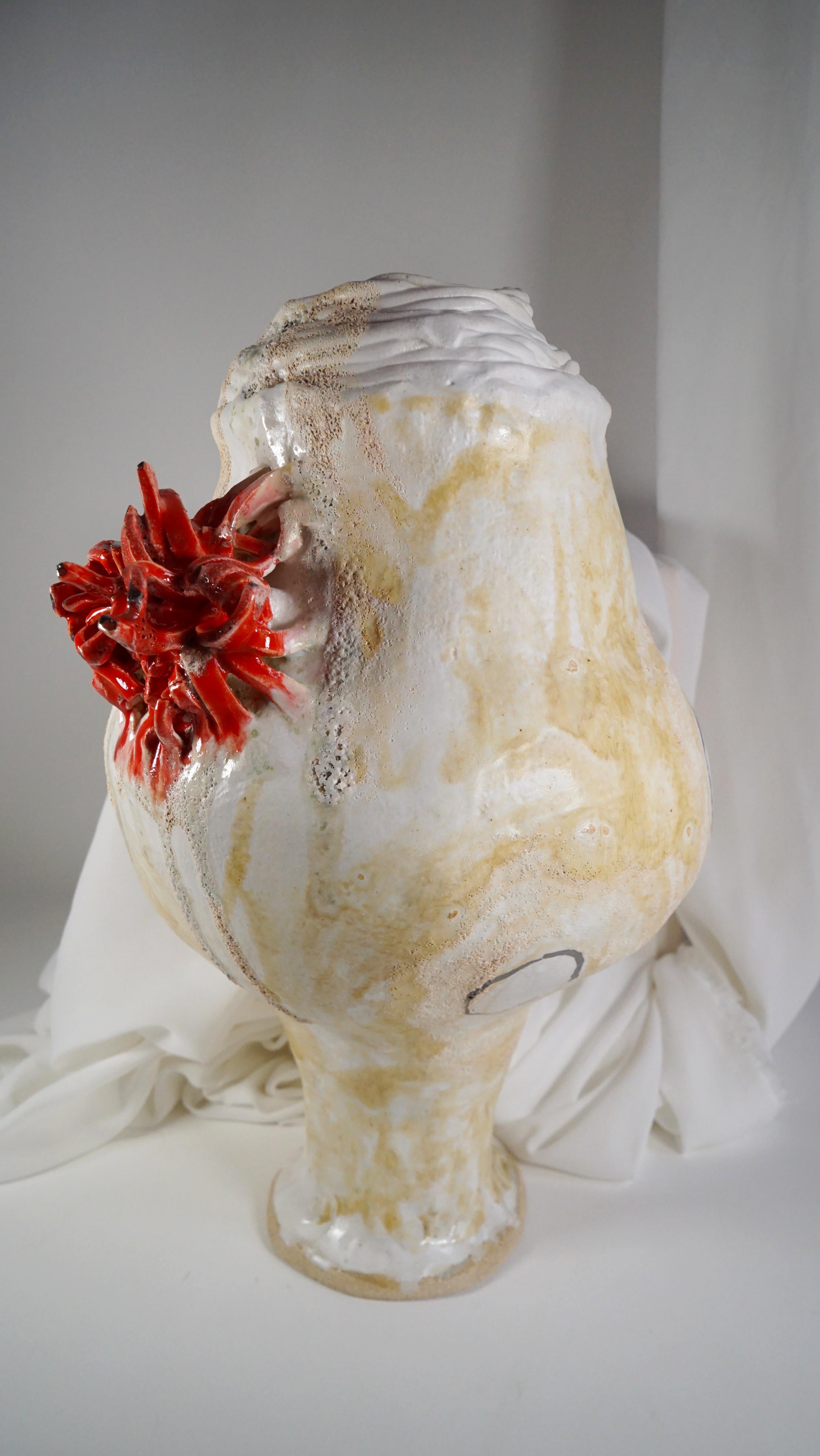 XXI secolo e contemporaneo Vaso rosso e crema di ispirazione spagnola rinascimentale di Hania Jneid in vendita