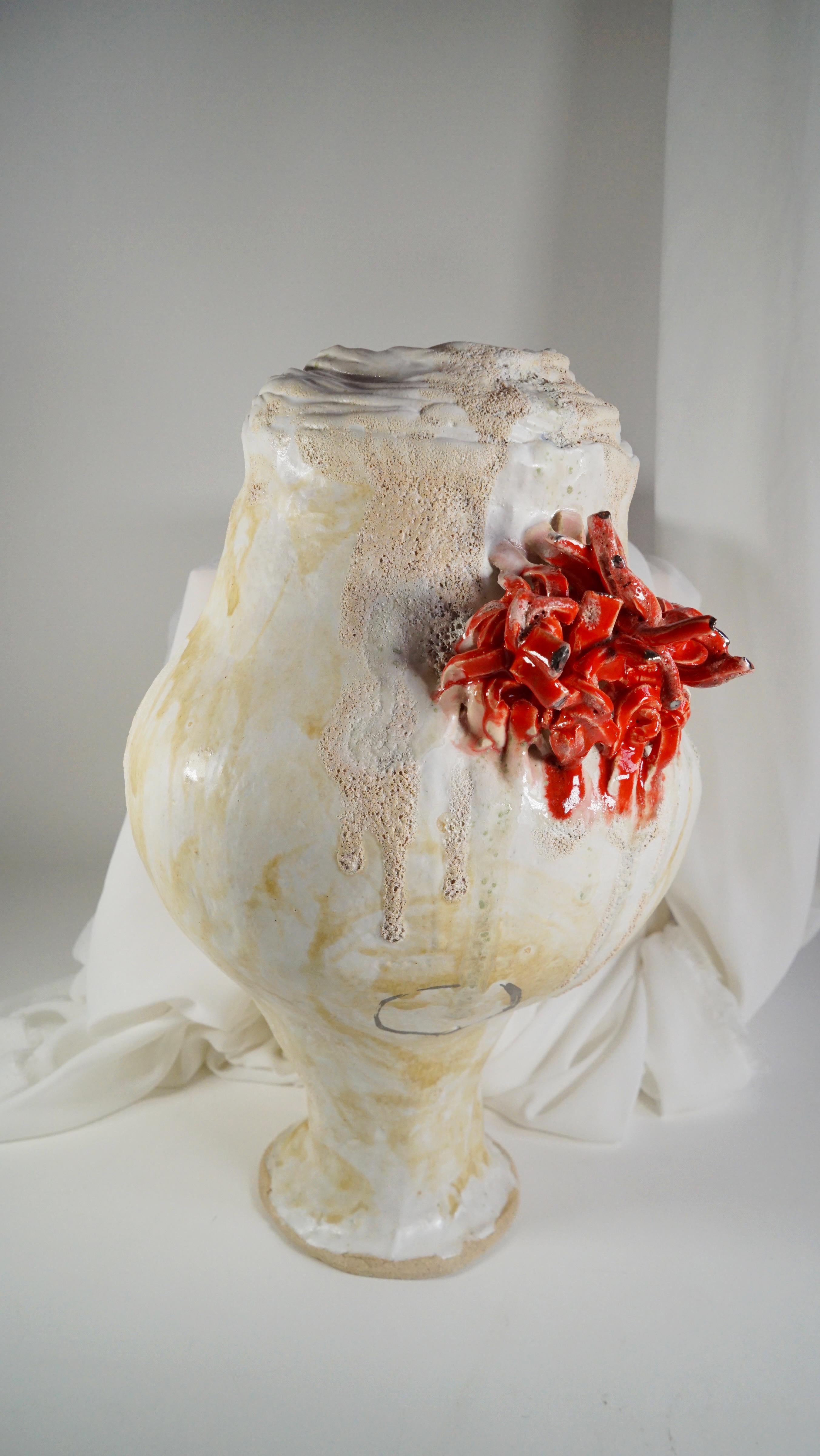 Grès porcellanato Vaso rosso e crema di ispirazione spagnola rinascimentale di Hania Jneid in vendita