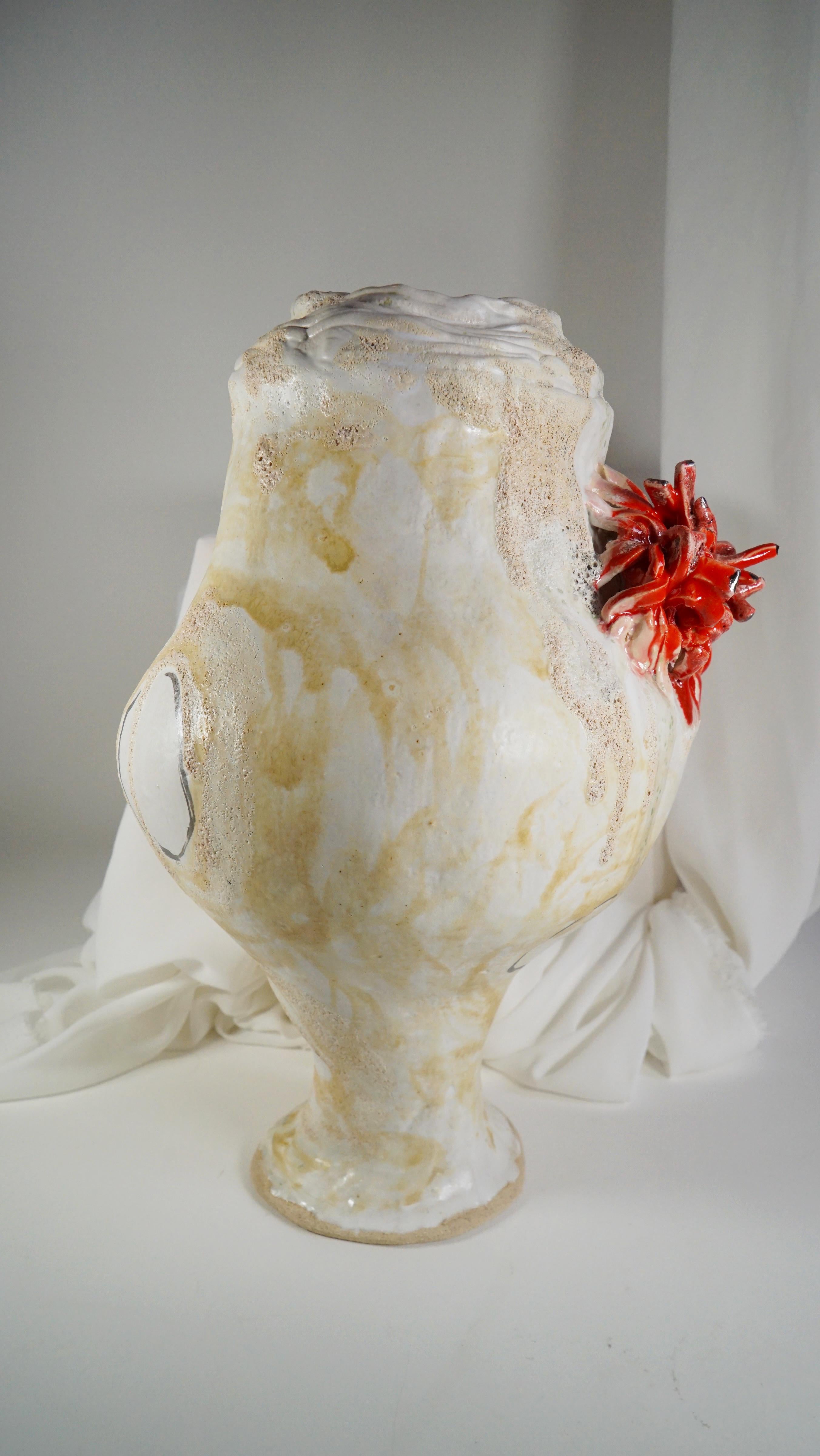 Vaso rosso e crema di ispirazione spagnola rinascimentale di Hania Jneid in vendita 1