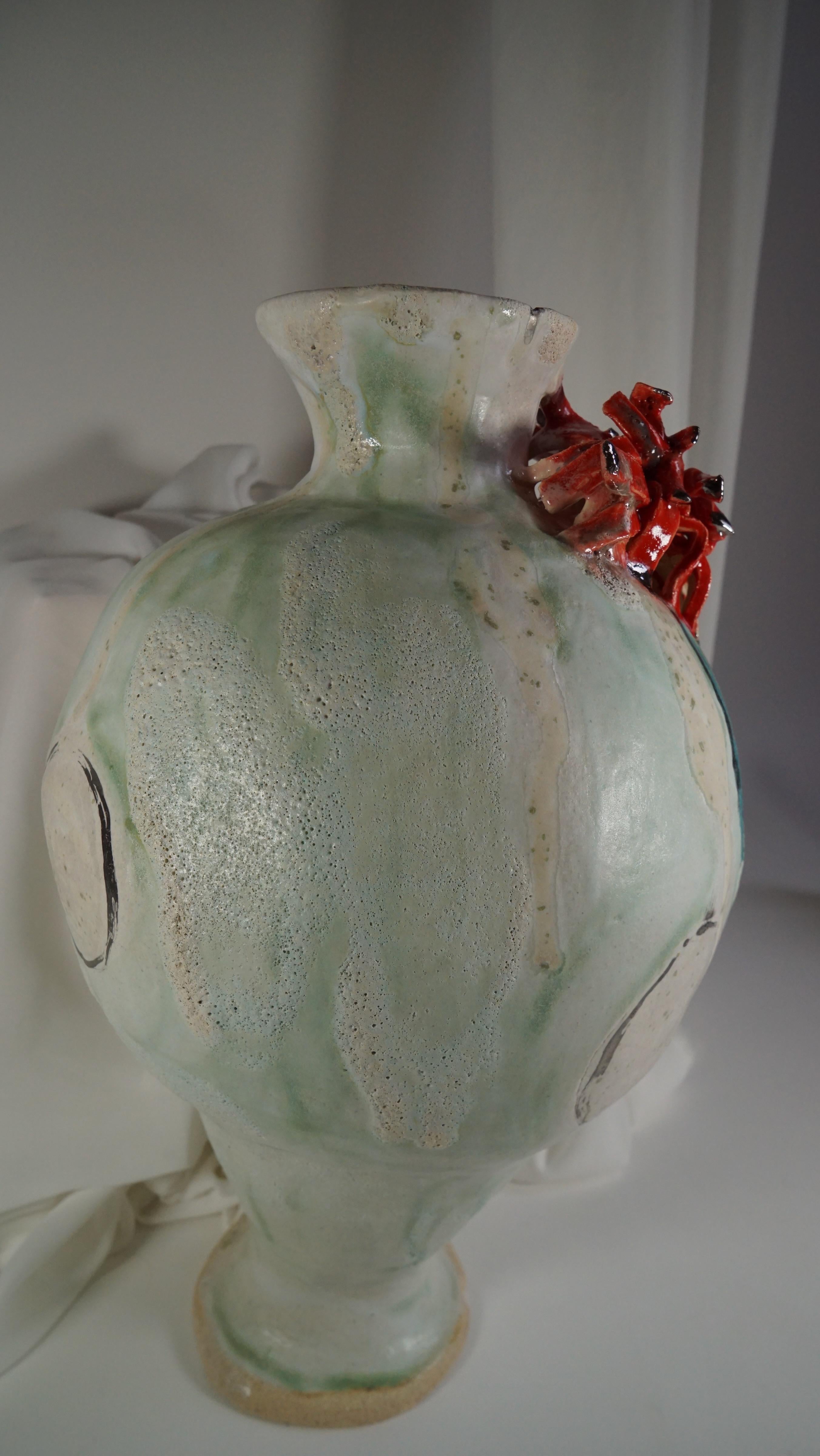 Vaso bianco, verde e rosso di ispirazione spagnola di Hania Jneid in vendita 2