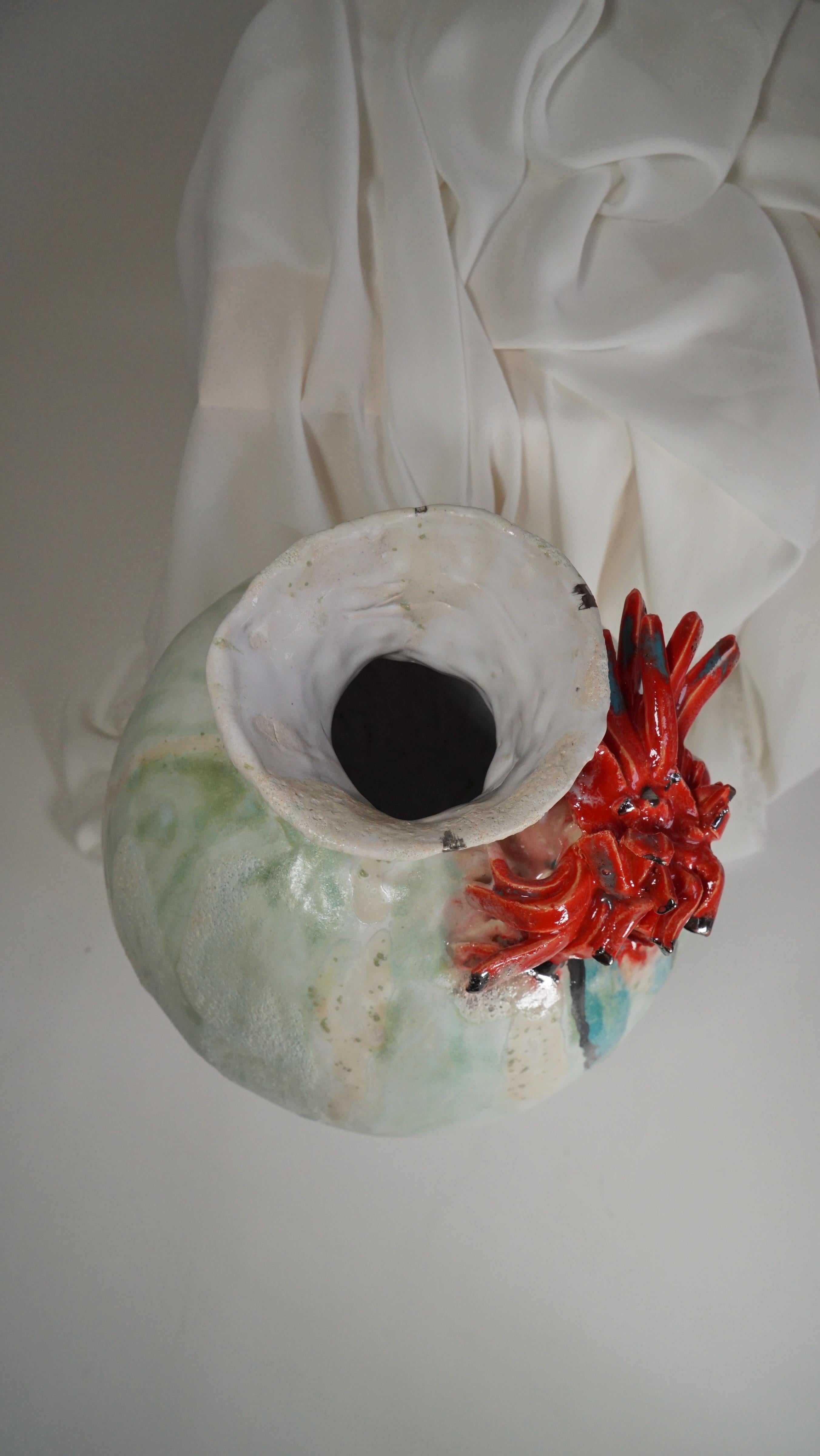 Vaso bianco, verde e rosso di ispirazione spagnola di Hania Jneid in vendita 3