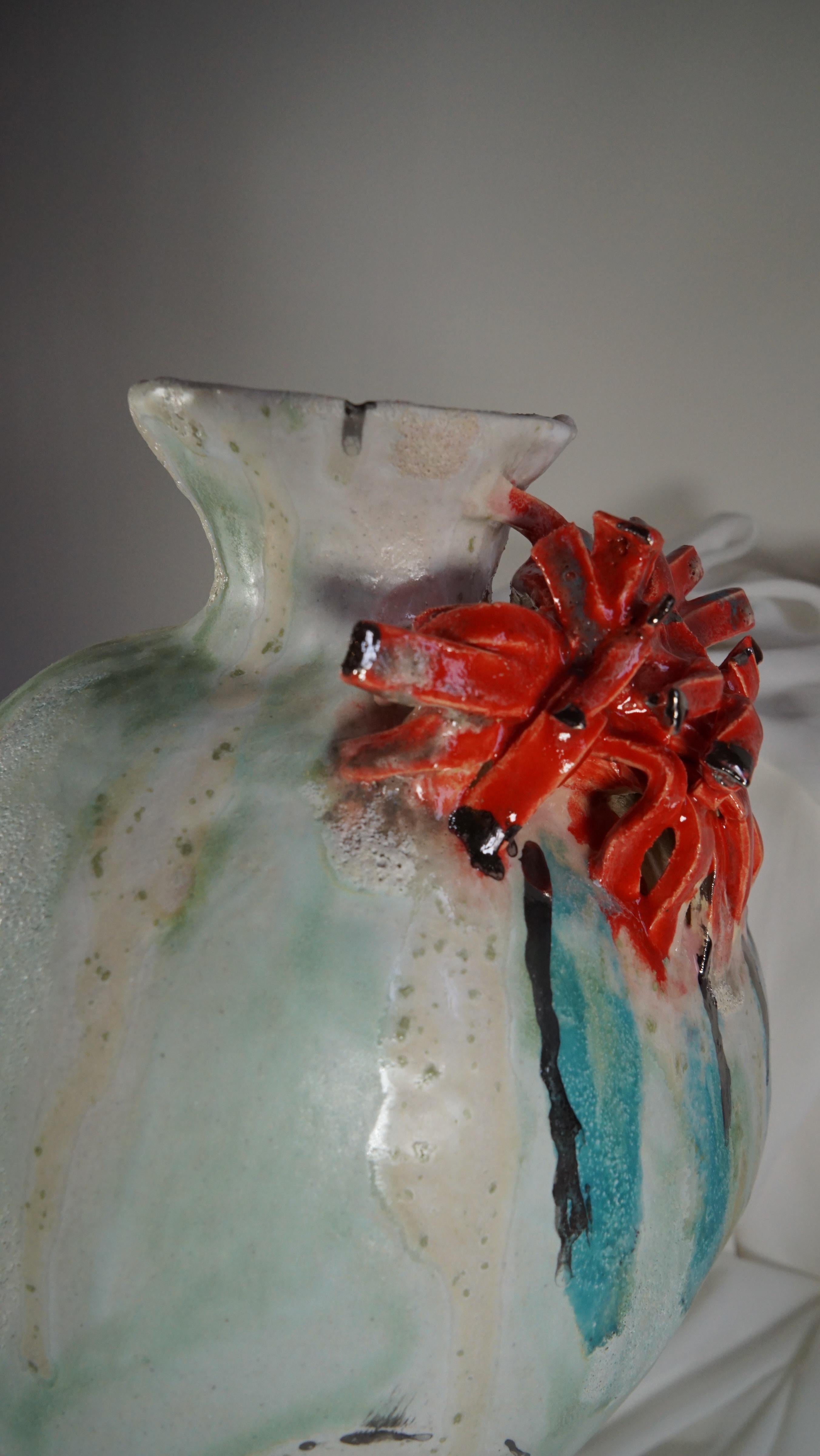 Vaso bianco, verde e rosso di ispirazione spagnola di Hania Jneid in vendita 6