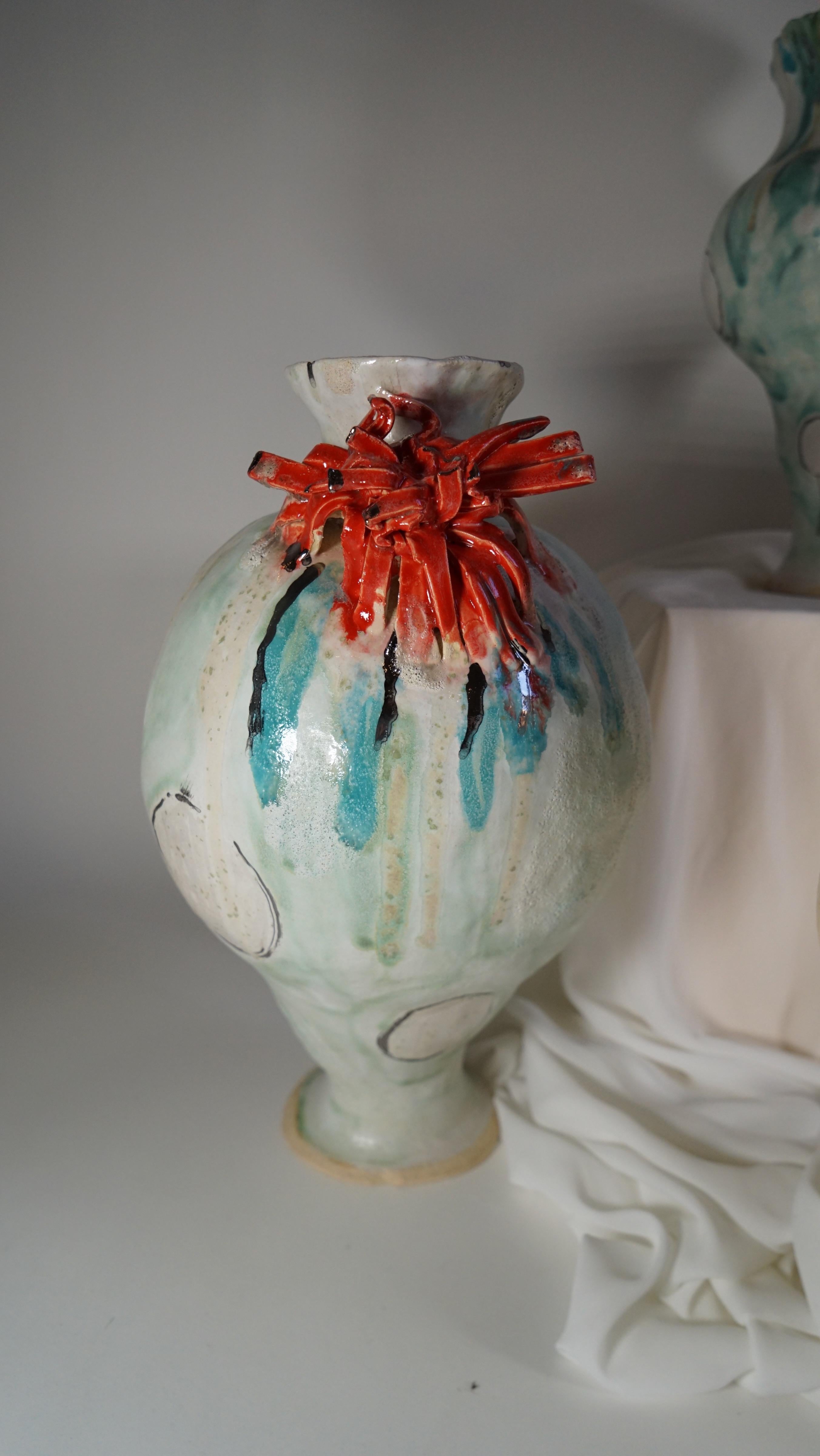Vaso bianco, verde e rosso di ispirazione spagnola di Hania Jneid in vendita 8