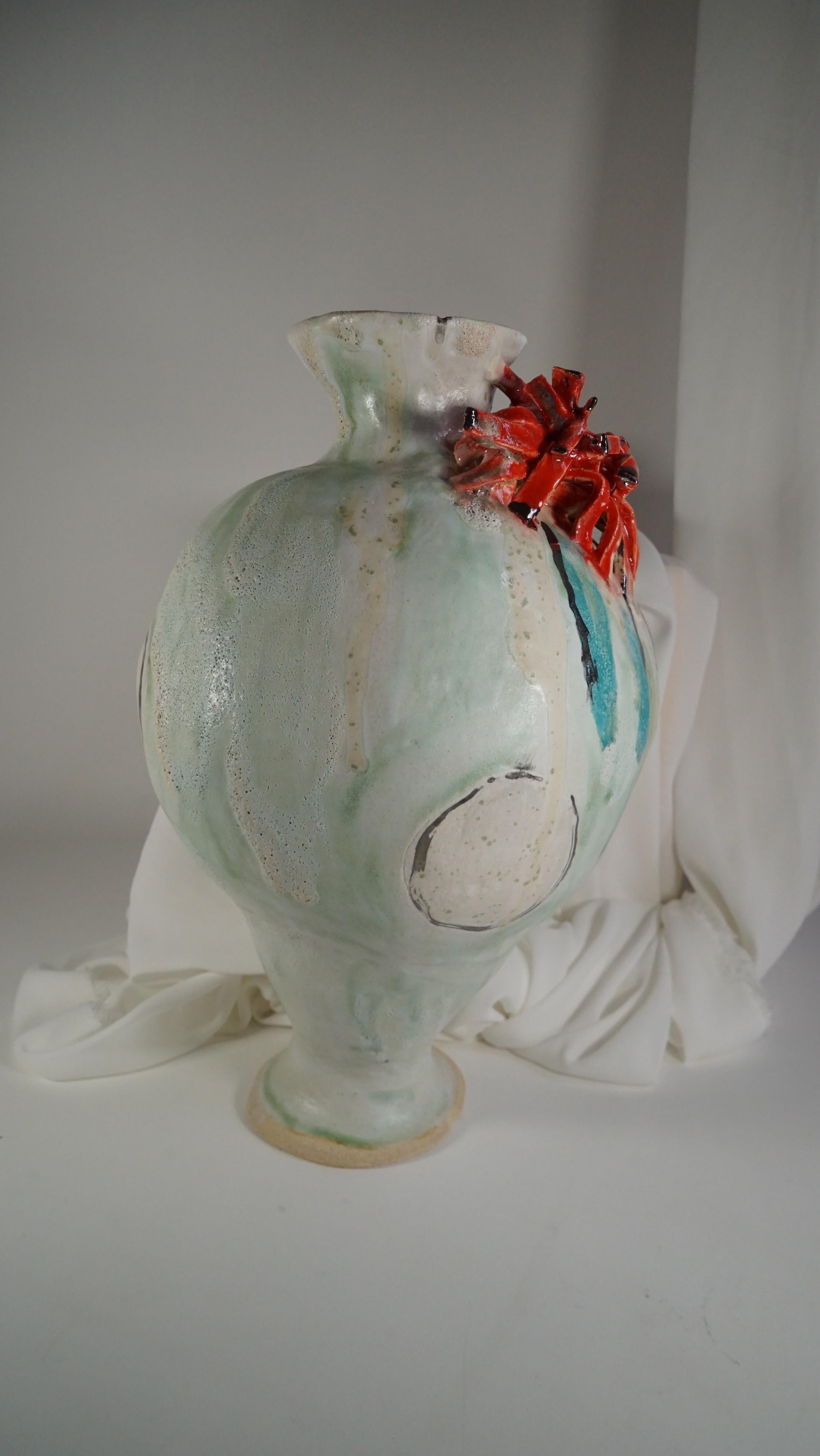 Vaso bianco, verde e rosso di ispirazione spagnola di Hania Jneid in vendita 1