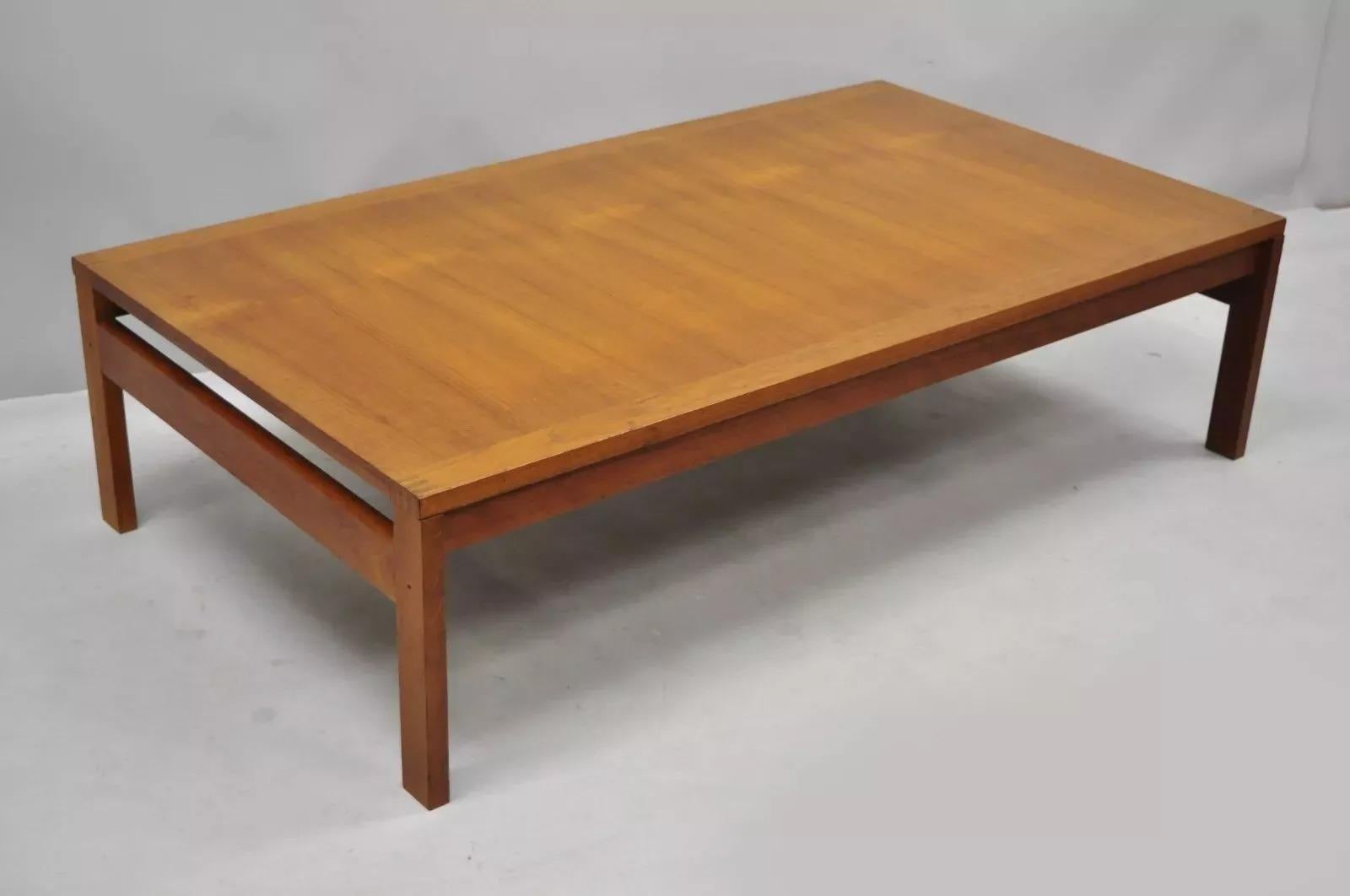 Ole Gjerlov-Knudsen & Torben Lind Moduline France & Son Table basse en teck moderne danois du milieu du siècle. L'article se caractérise par une menuiserie apparente, une construction en bois massif, un beau grain de bois, une étiquette originale,