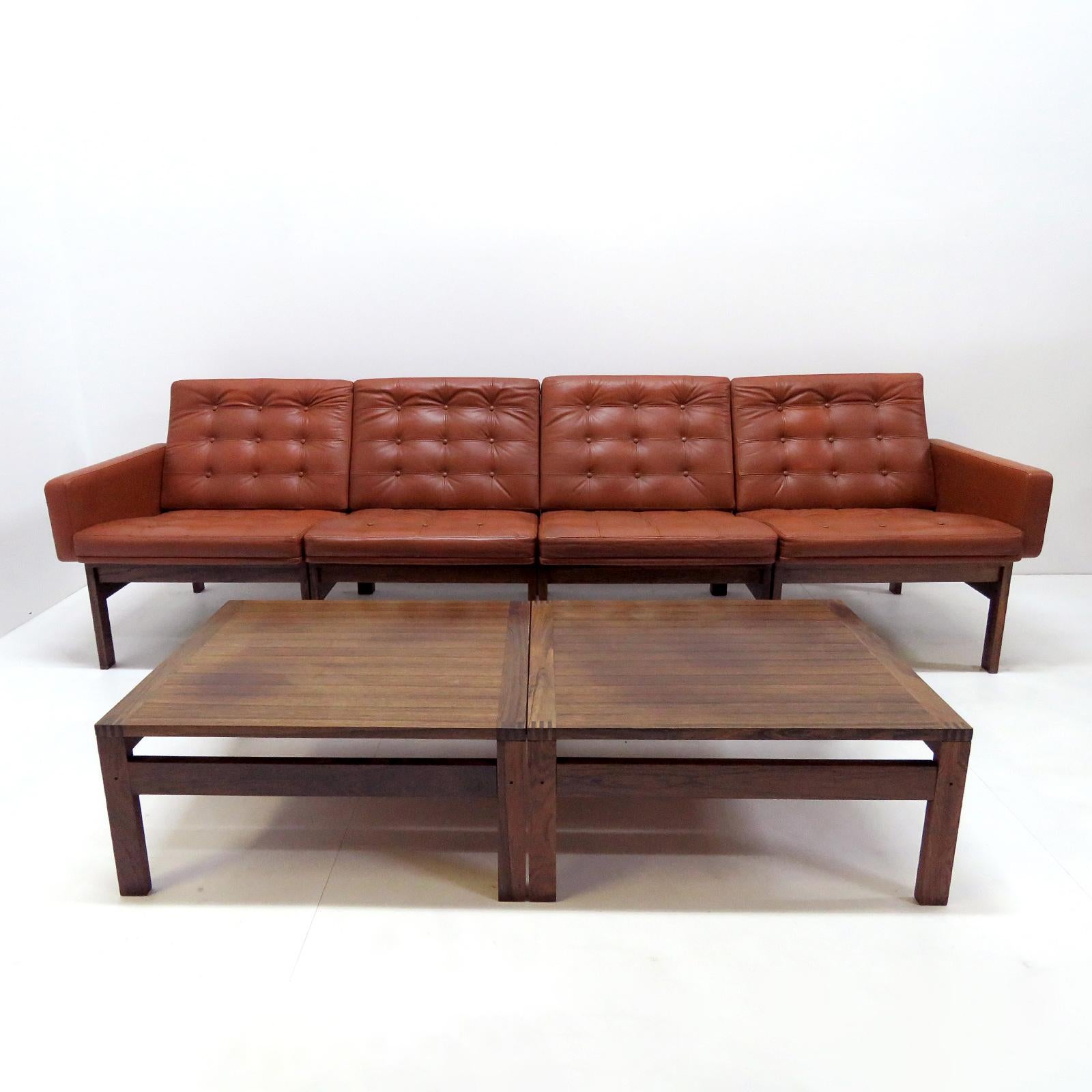 Sofagarnitur Moduline, entworfen von Ole Gjerlov Knudsen & Torben Lind, hergestellt von France & Son, Dänemark 1962. Dieses modulare Set besteht aus vier Sitzelementen (zwei davon mit je einem Arm) und zwei niedrigen Beistelltischen aus massivem