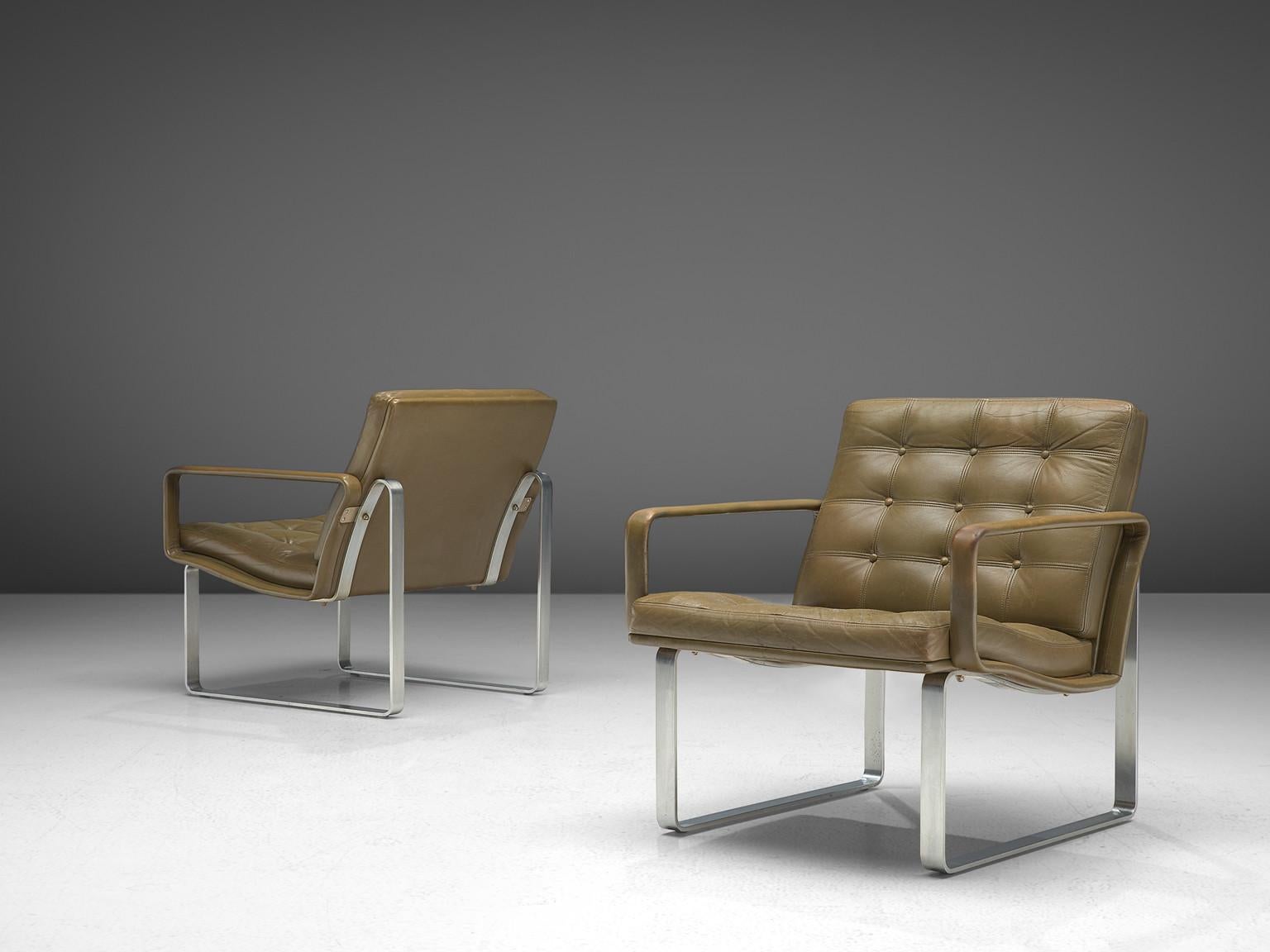Ole Gjerløv-Knudsen & Torben Lind pour France & Søn, paire de fauteuils, métal chromé et cuir, Danemark, 1962 

Ces chaises longues ont été conçues par Ole Gjerløv-Knudsen & Torben Lind dans le cadre de la série Moduline créée en 1961. Ce qui est
