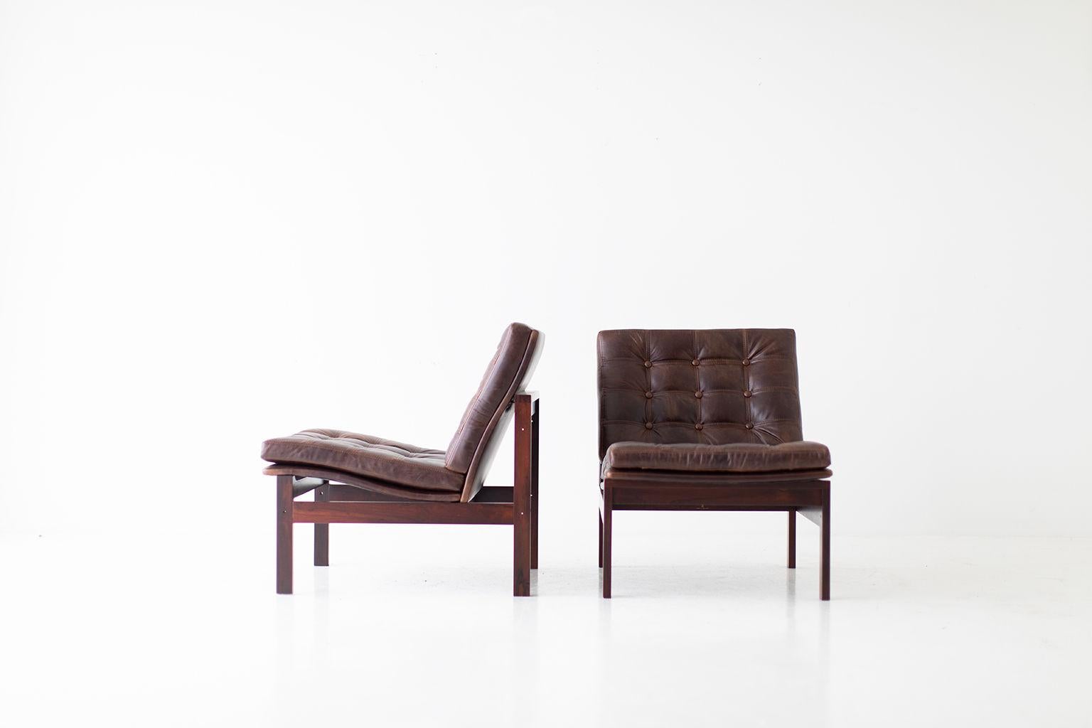 Designer: Ole Gjerløv Knudsen & Torben Lind.

Manufacturer: France and Sons.
Period/Model: Mid-Century Modern.
Specs: Rosewood, leather.

Condition:

These Ole Gjerløv Knudsen & Torben Lind rosewood and leather lounge chairs are in excellent