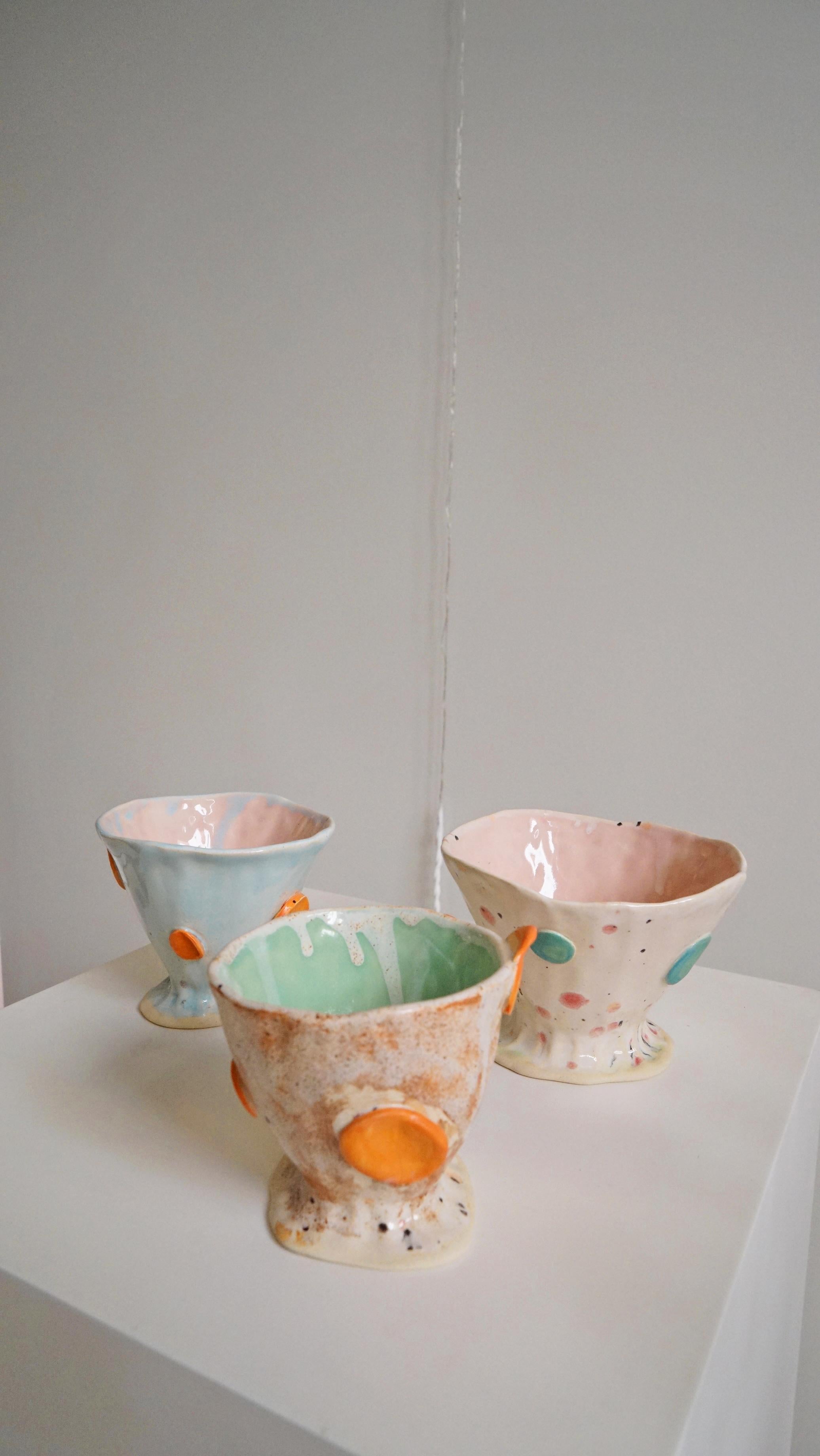 Bols à crème glacée à pois colorés en grès d'inspiration espagnole de Hania Jneid en vente 3