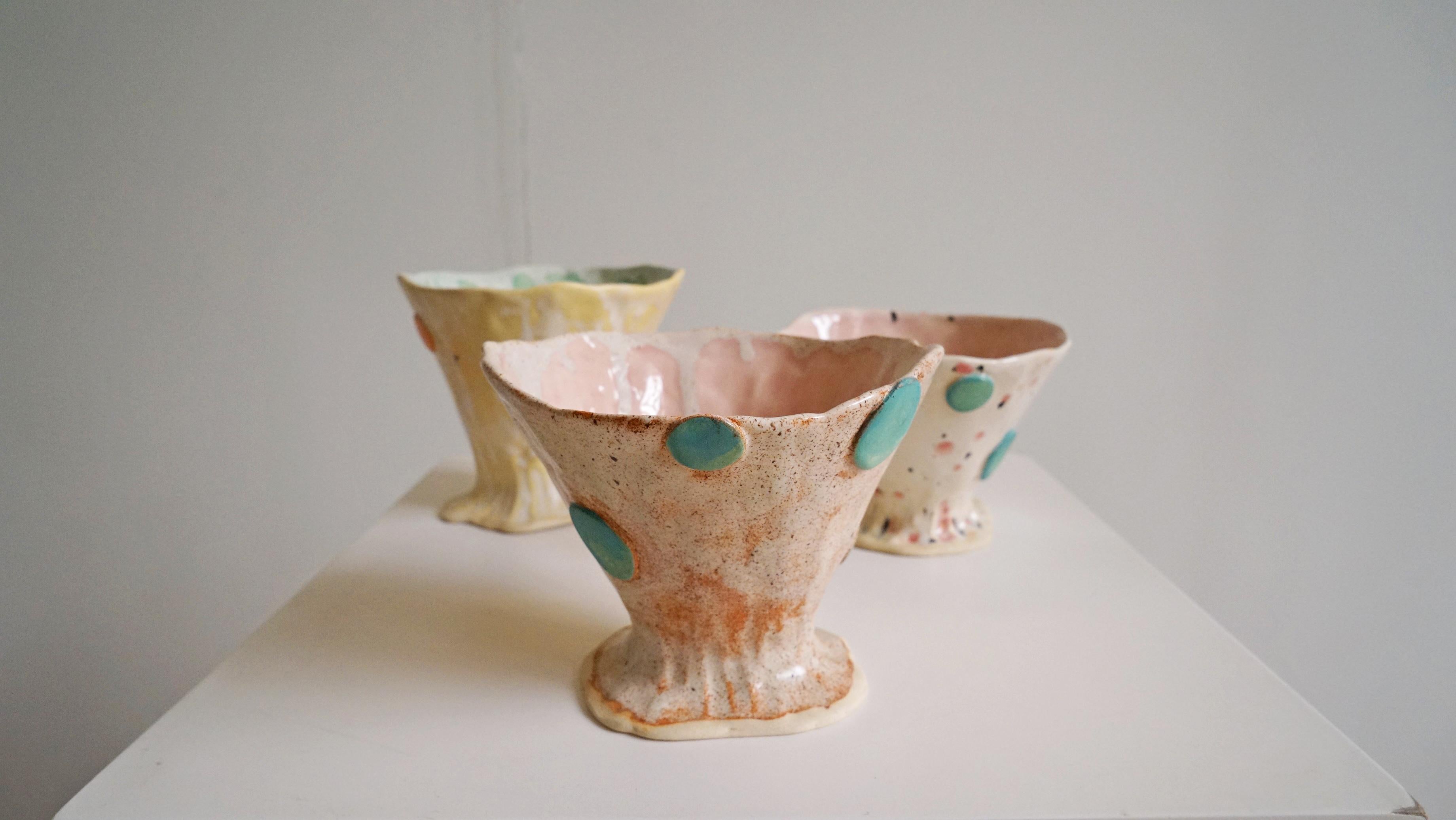  Les bols à glace Olé viennent compléter la collection Olé, un hommage à la culture flamenco.
Construit et émaillé à la main, il s'agit d'une pièce unique. 
MATERIAL : Céramique, grès, glaçure, lustre d'or.
Couleurs : Vert, bleu, orange, beige,