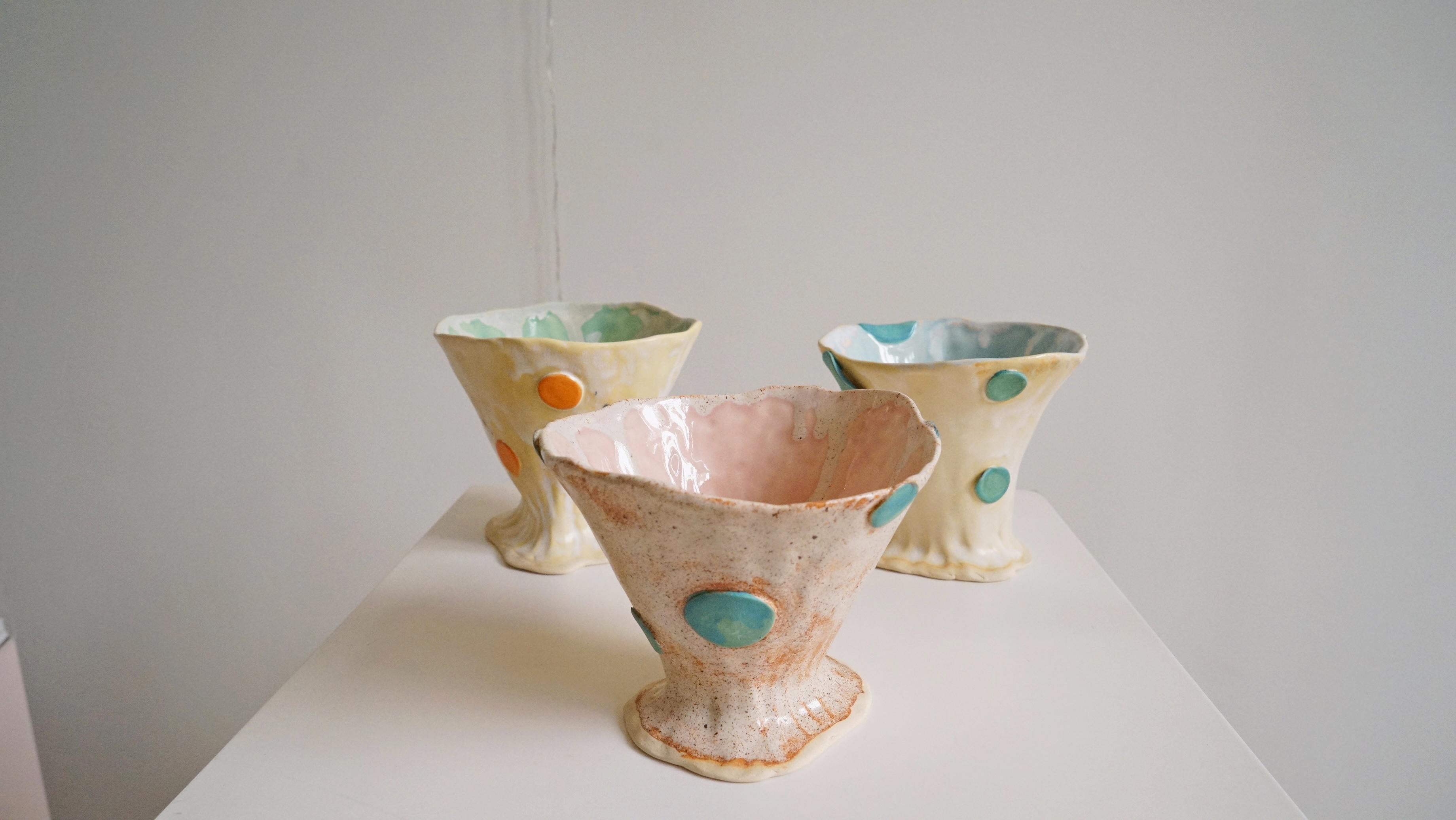 Espagnol Bols à crème glacée à pois colorés en grès d'inspiration espagnole de Hania Jneid en vente