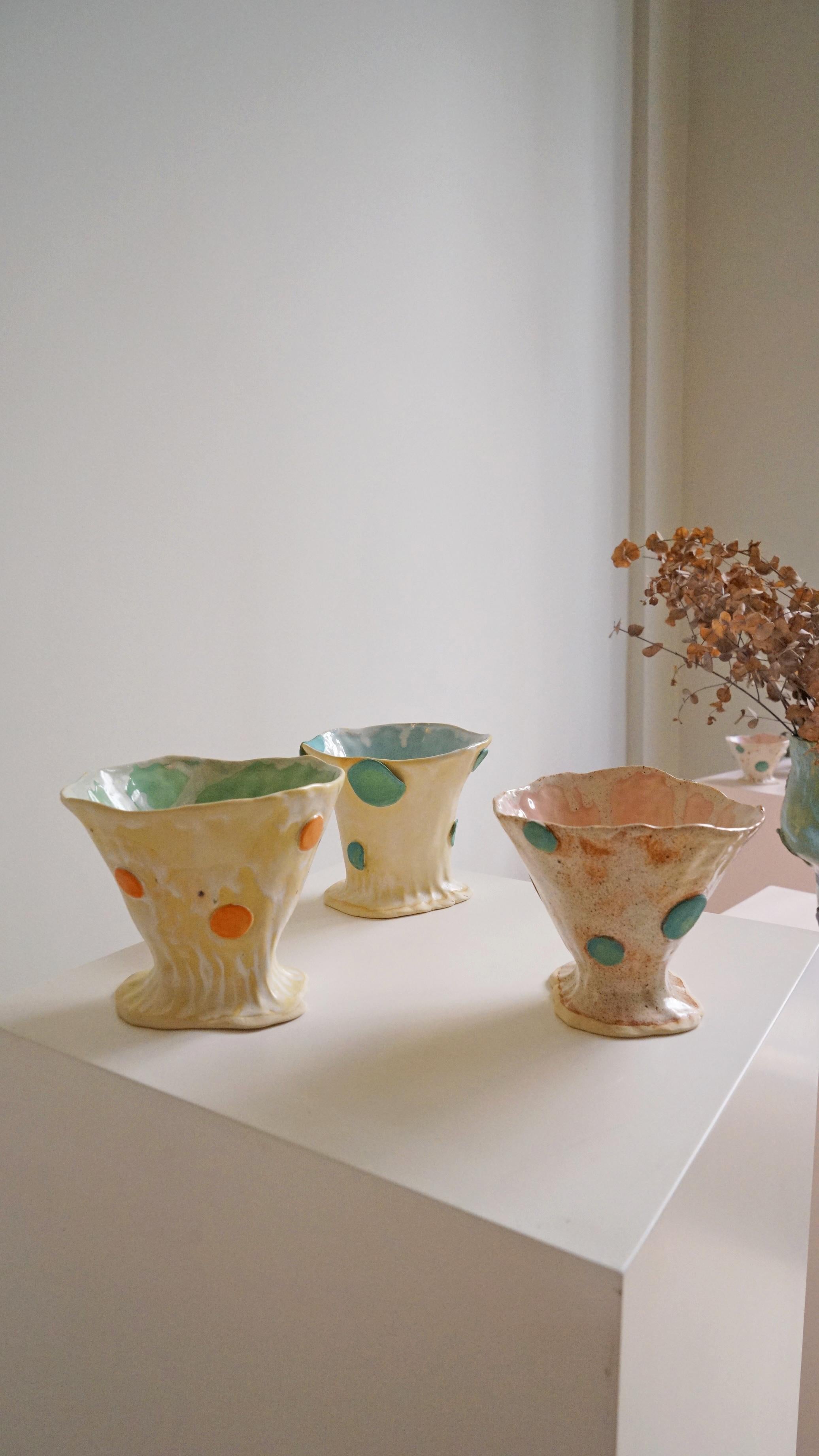 Sculpté à la main Bols à crème glacée à pois colorés en grès d'inspiration espagnole de Hania Jneid en vente