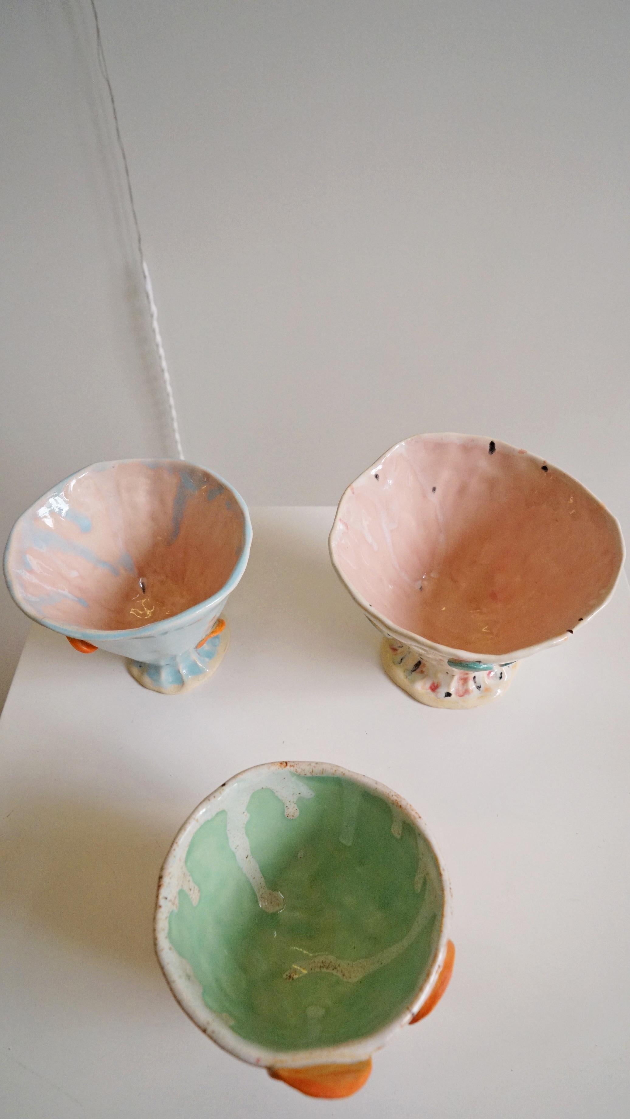 Bols à crème glacée à pois colorés en grès d'inspiration espagnole de Hania Jneid en vente 1