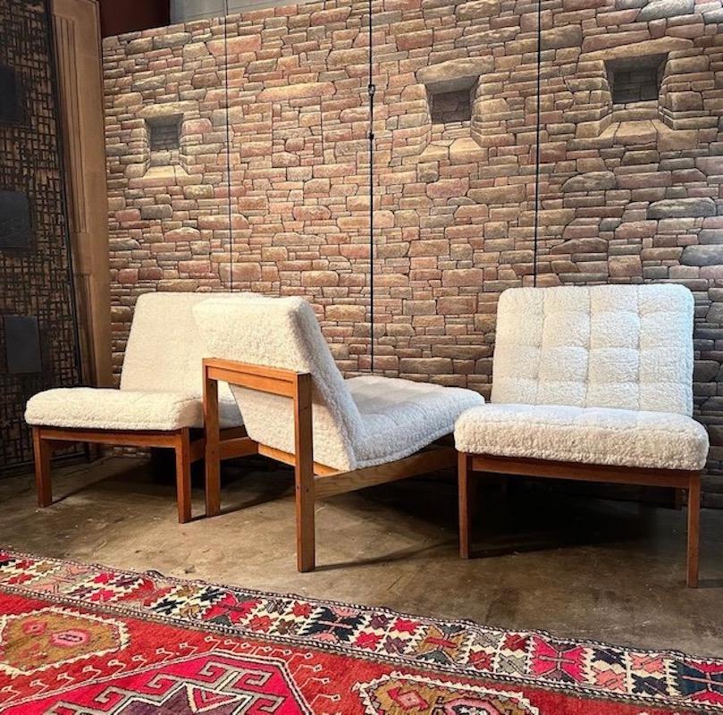 Danish oak modular sofa newly upholstered in boucle, circa 1960s designed by Ole Gjerløv-Knudsen for France & Son.
Dimensions of each section: 23