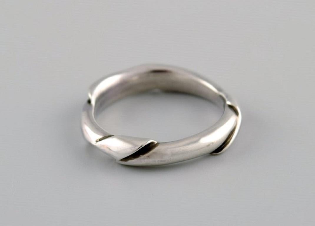 Ole Kortzau für Georg Jensen. Ring aus Sterlingsilber. Modell 238. Ende des 20. Jahrhunderts.
Breite: 5 mm.
Durchmesser: 19 mm.
US-Größe: 9.
In ausgezeichnetem Zustand.
Gestempelt.
In den meisten Fällen können wir die Größe gegen eine Gebühr (50