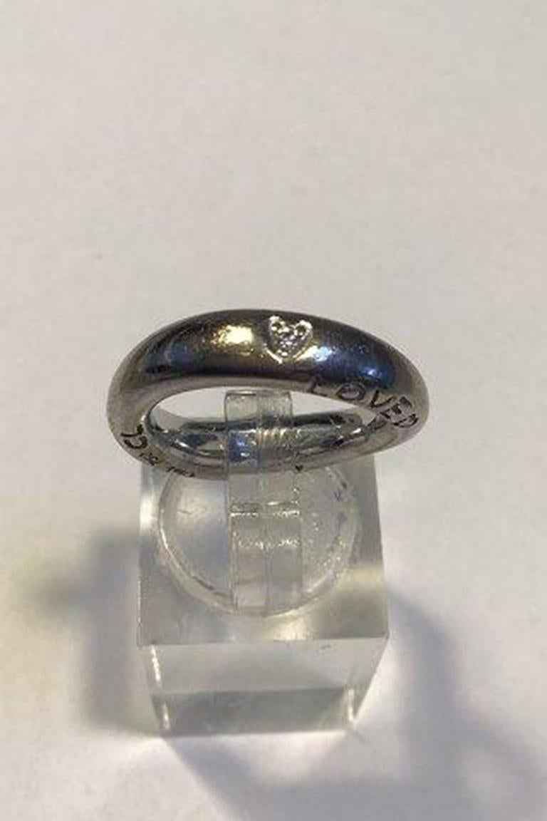 Ole Lynggaard, anello d'amore in oro bianco 18 kt n. 4 con brillante.

Misura dell'anello 48 (US 4½) Peso 10,5 gr/0,37 oz.