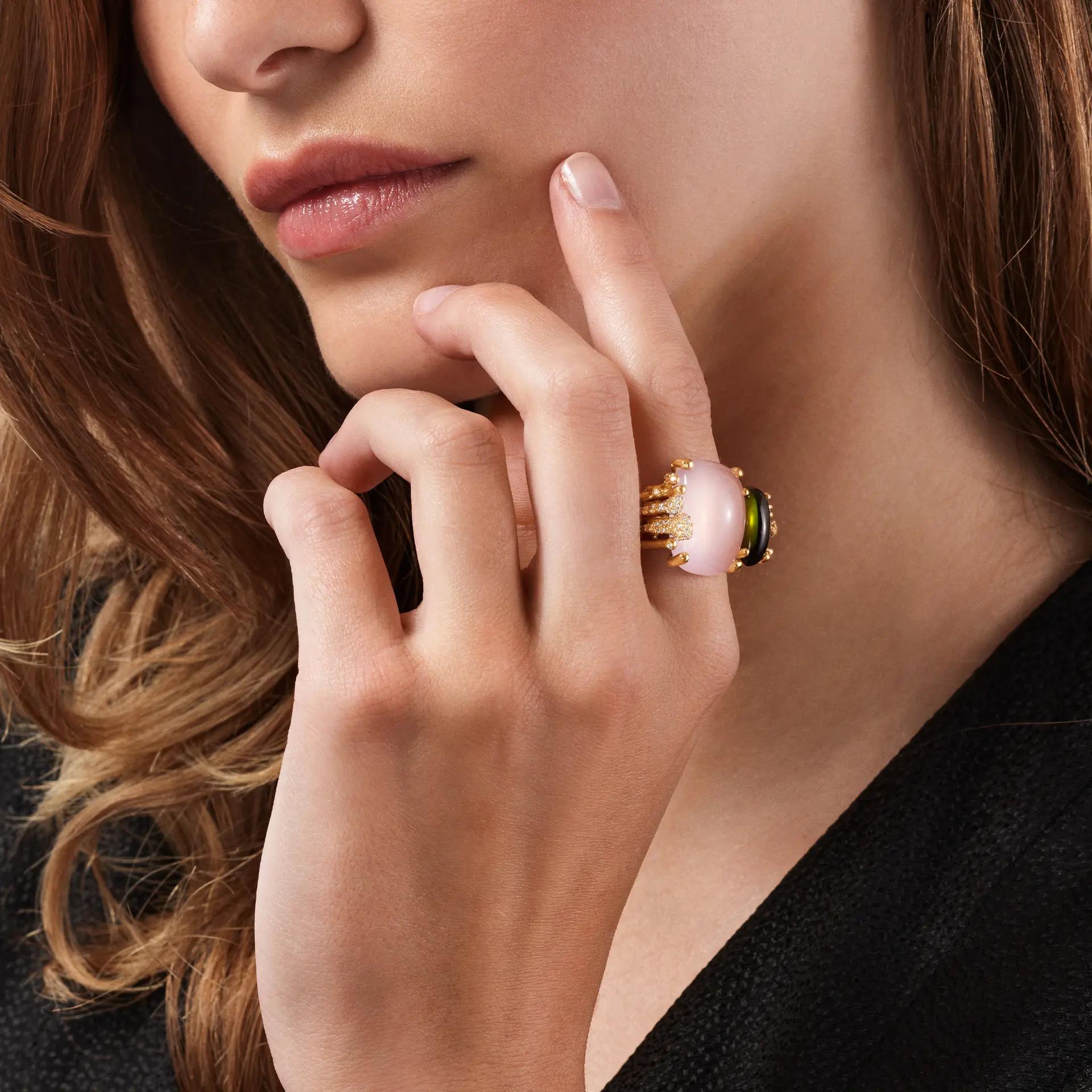 Ole Lynggaard BoHo Ring quarzo rosa, tormalina e diamanti
Questo anello BoHo con quarzo rosa è una celebrazione dell'artigianato, della maestria e dell'audace eleganza. Realizzato a mano in oro giallo da 18 carati, questo squisito pezzo presenta un