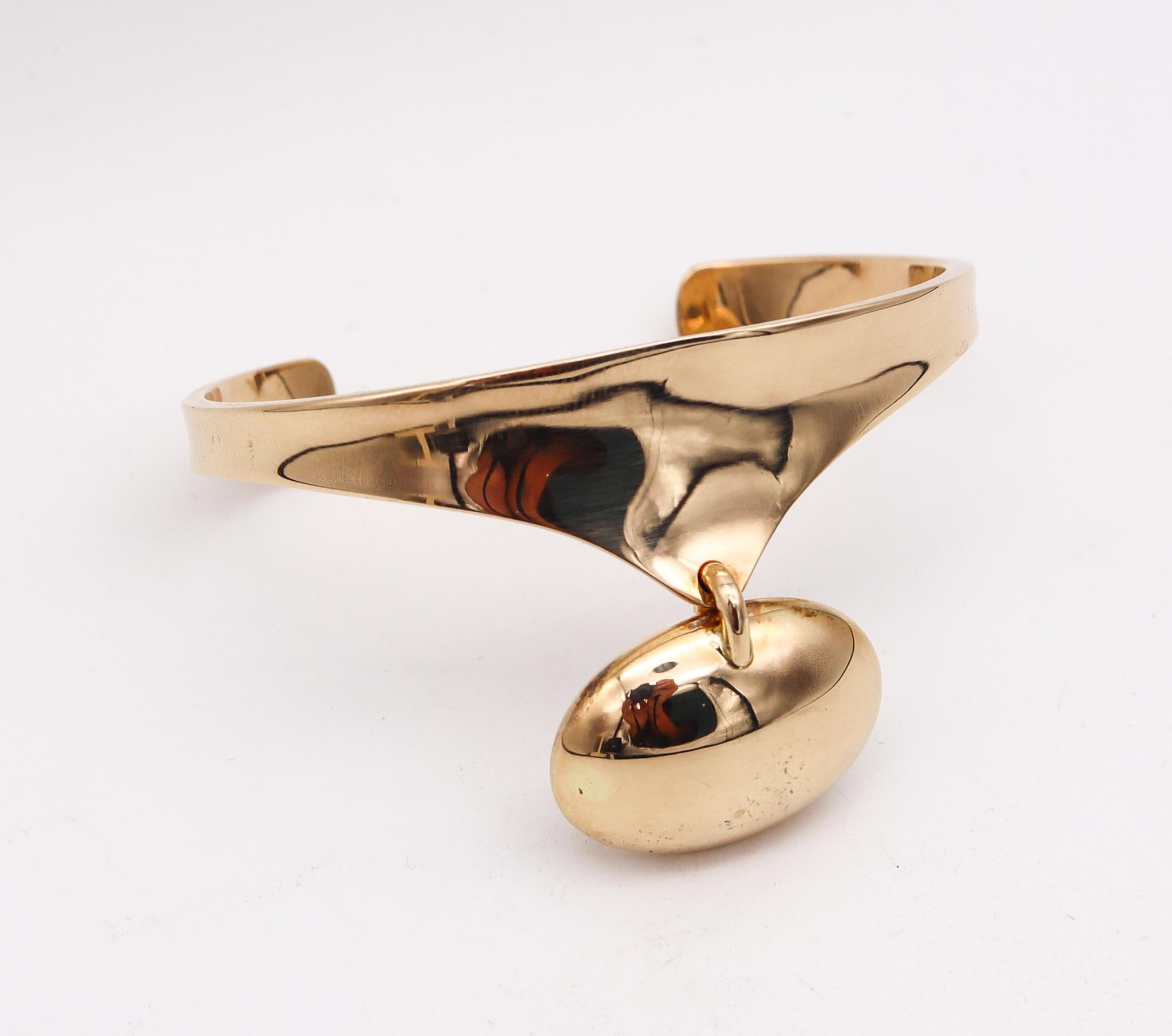 Kinetic cuff bracelet designed by Ole Lynggaard.

Rare sculptural piece of kinetic art, created in Copenhagen Denmark by the artist goldsmith Ole Lynggaard. This vintage cuff bracelet have been designed in two movable parts of solid yellow gold of