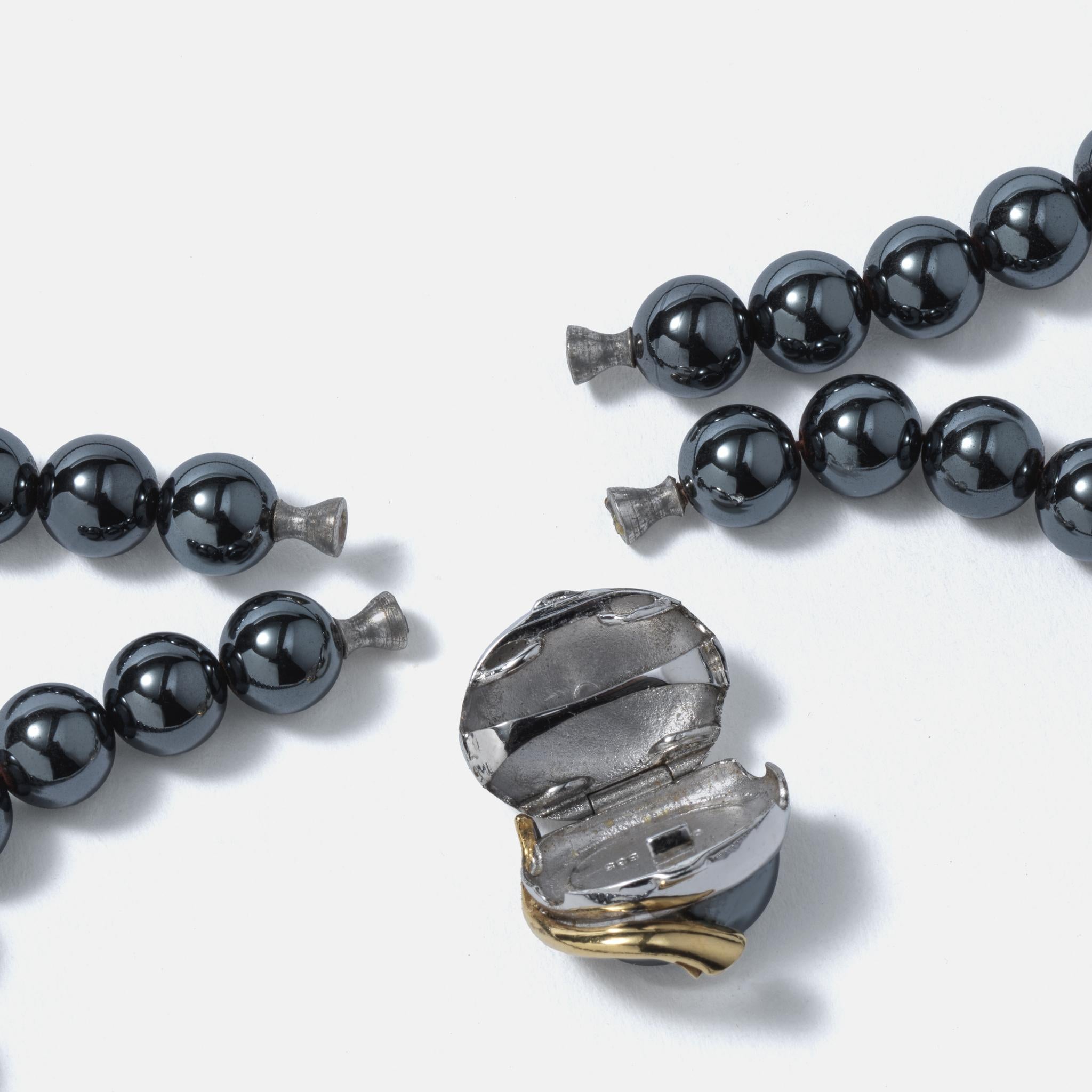 Ole Lynggaard necklace with hematite beads. Lock made of gold with a diamond. In Good Condition For Sale In Stockholm, SE