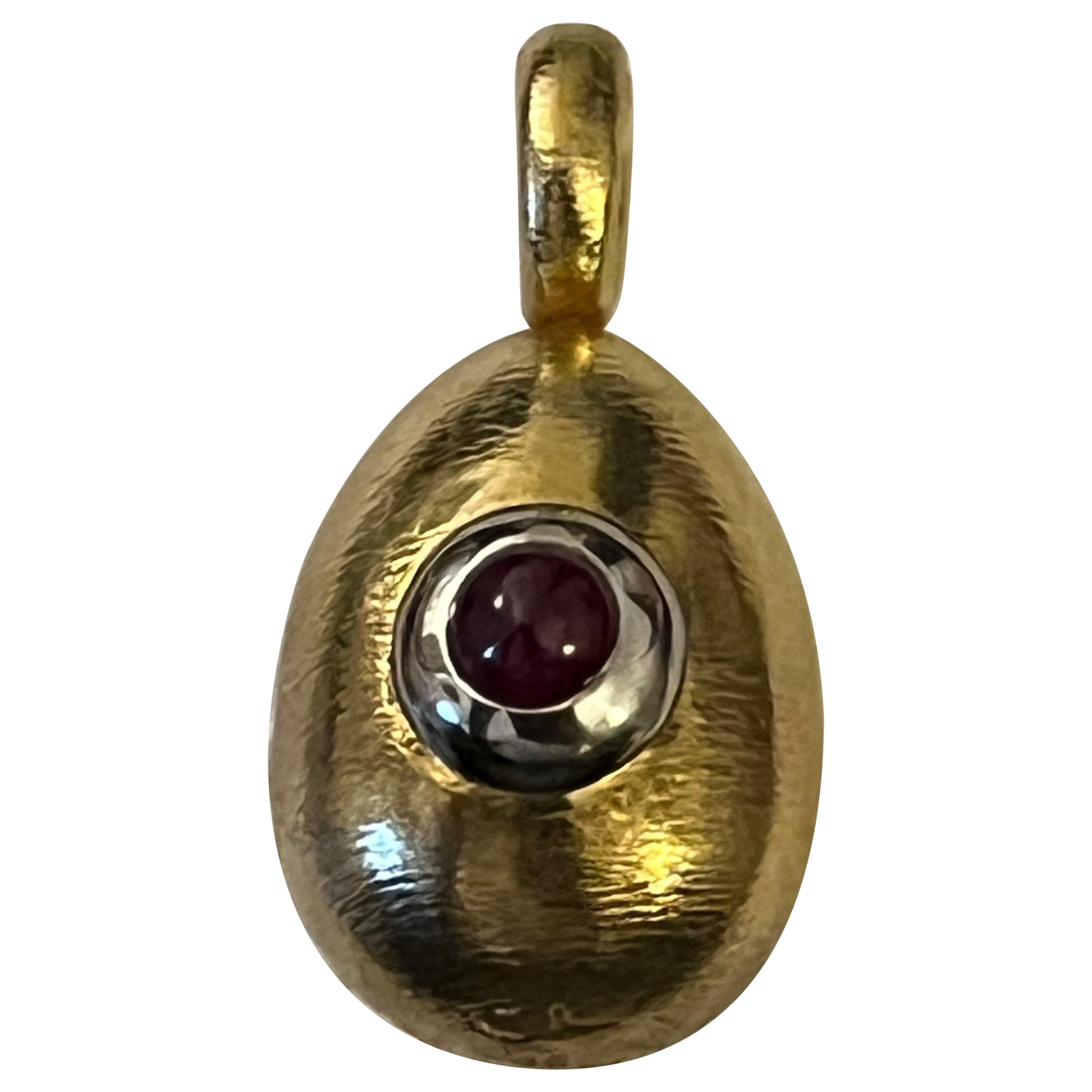 Ole Lynggaard ruby pendant 18k solid gold For Sale