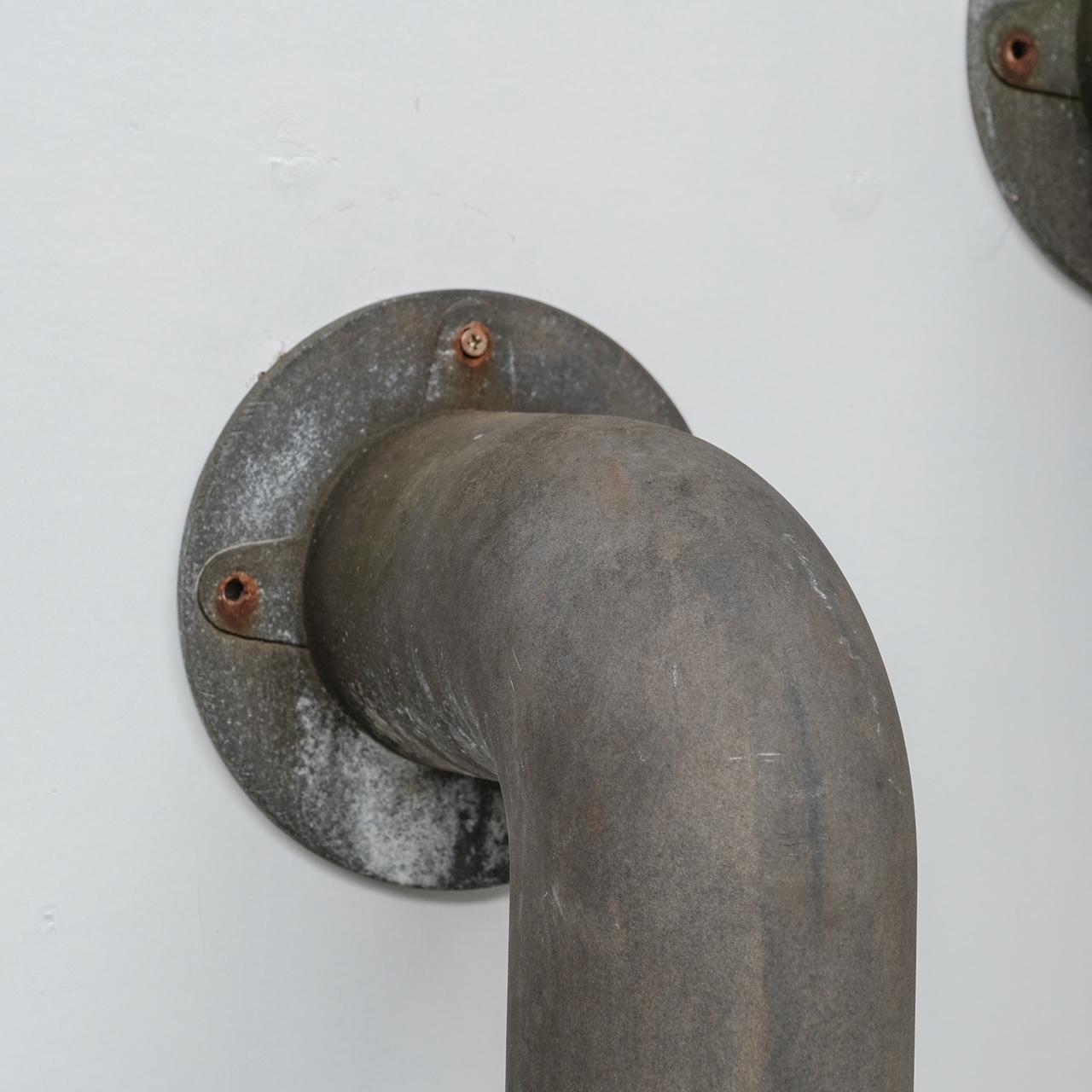Una coppia di insolite luci camuffate in stile industriale, 

Danimarca, anni '70 circa. 

Metallo zincato. 

Di Ole Pless Jørgensen per Nordisk Solar.

Buone condizioni. 

Ricablato e sottoposto a PAT test. 

Rif. interno: 24/04/24/027.

Posizione: