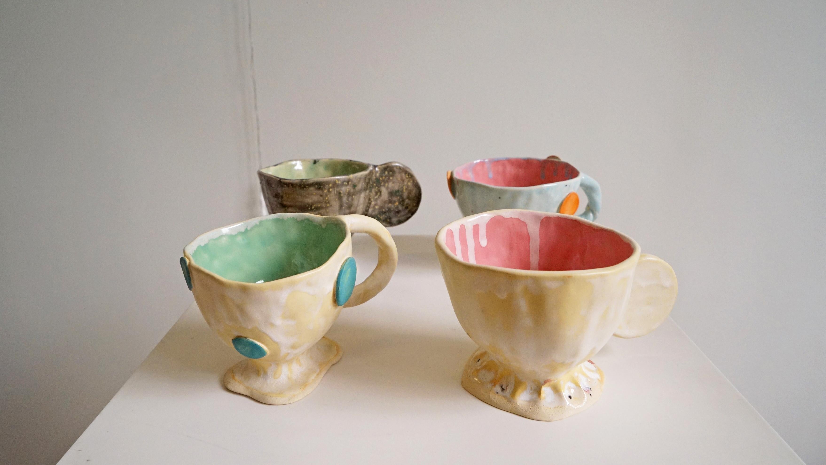  Le tazze da tè e caffè Olé si aggiungono alla collezione Olé, un tributo alla cultura del flamenco.
Costruito e smaltato a mano, questo è un pezzo unico. 
Materiali: Gres ceramico, smalto, lustro d'oro.
Colori: Verde, Blu, Arancione, Beige, Grigio,