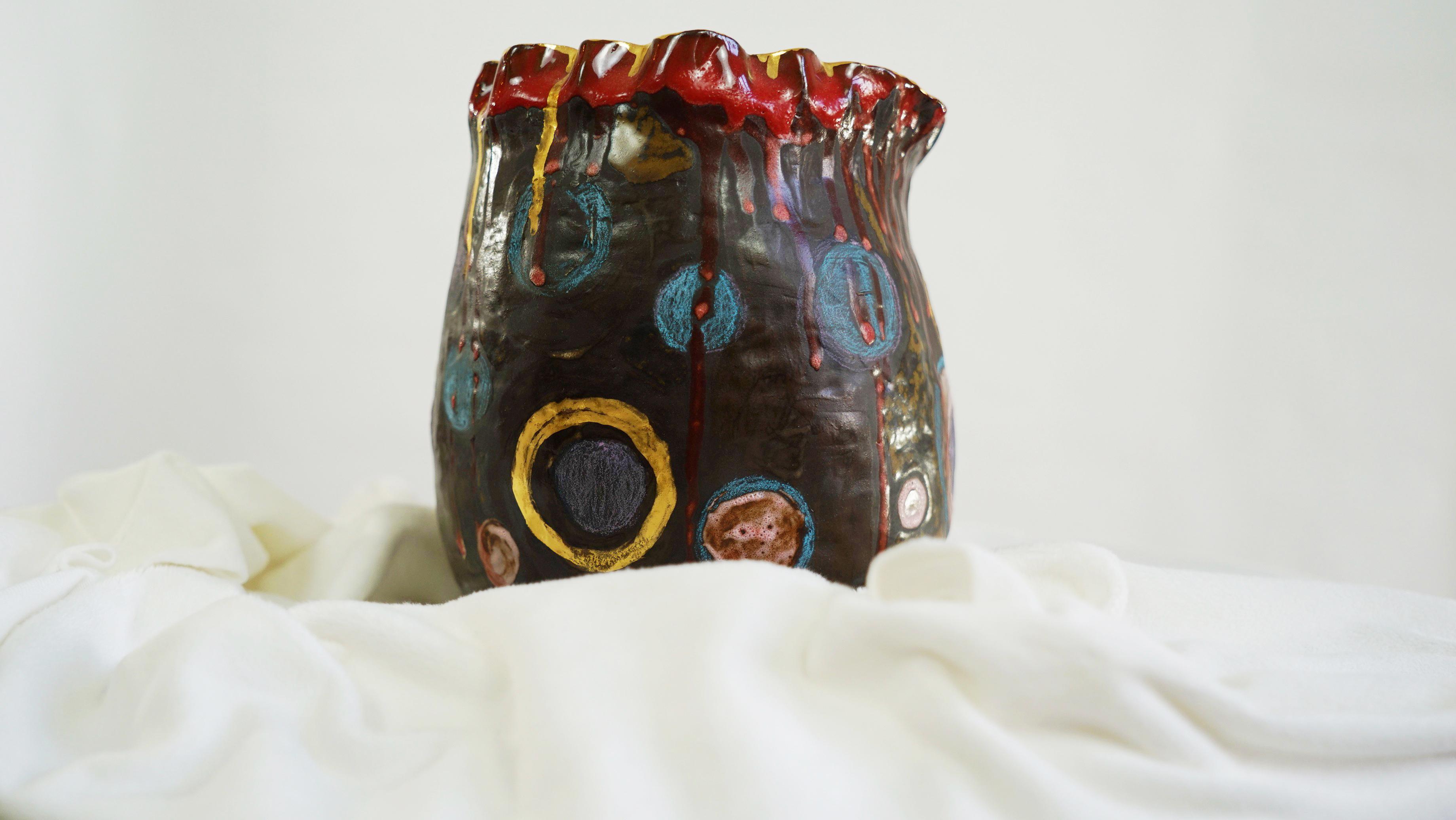 Nummerierte Vase Olé aus der Kollektion Olé, eine Hommage an die Flamenco-Kultur.
Von Hand gefertigt und glasiert, ist dies ein einzigartiges Stück. 
MATERIALIEN: Schwarzes Keramik-Steinzeug, Glasur, Goldglanz.
Farbe: braun, rot, blau, gold
Die