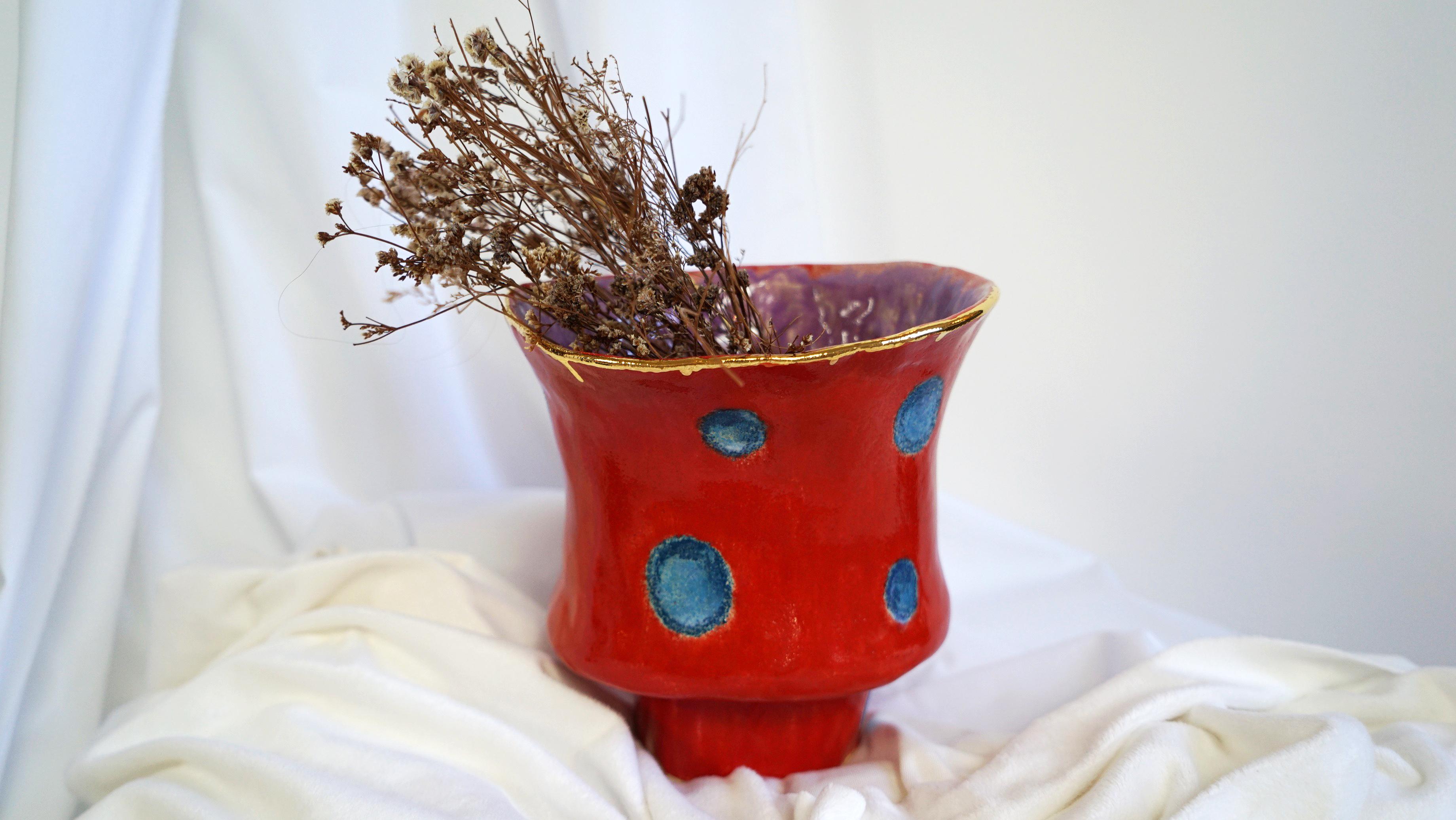Nummerierte Vase Olé aus der Kollektion Olé, eine Hommage an die Flamenco-Kultur.
Von Hand gefertigt und glasiert, ist dies ein einzigartiges Stück. 
MATERIALIEN: Keramik, Steinzeug, Glasur, Goldglanz.
Farbe: Rote Glasur und blaue skizzenhafte