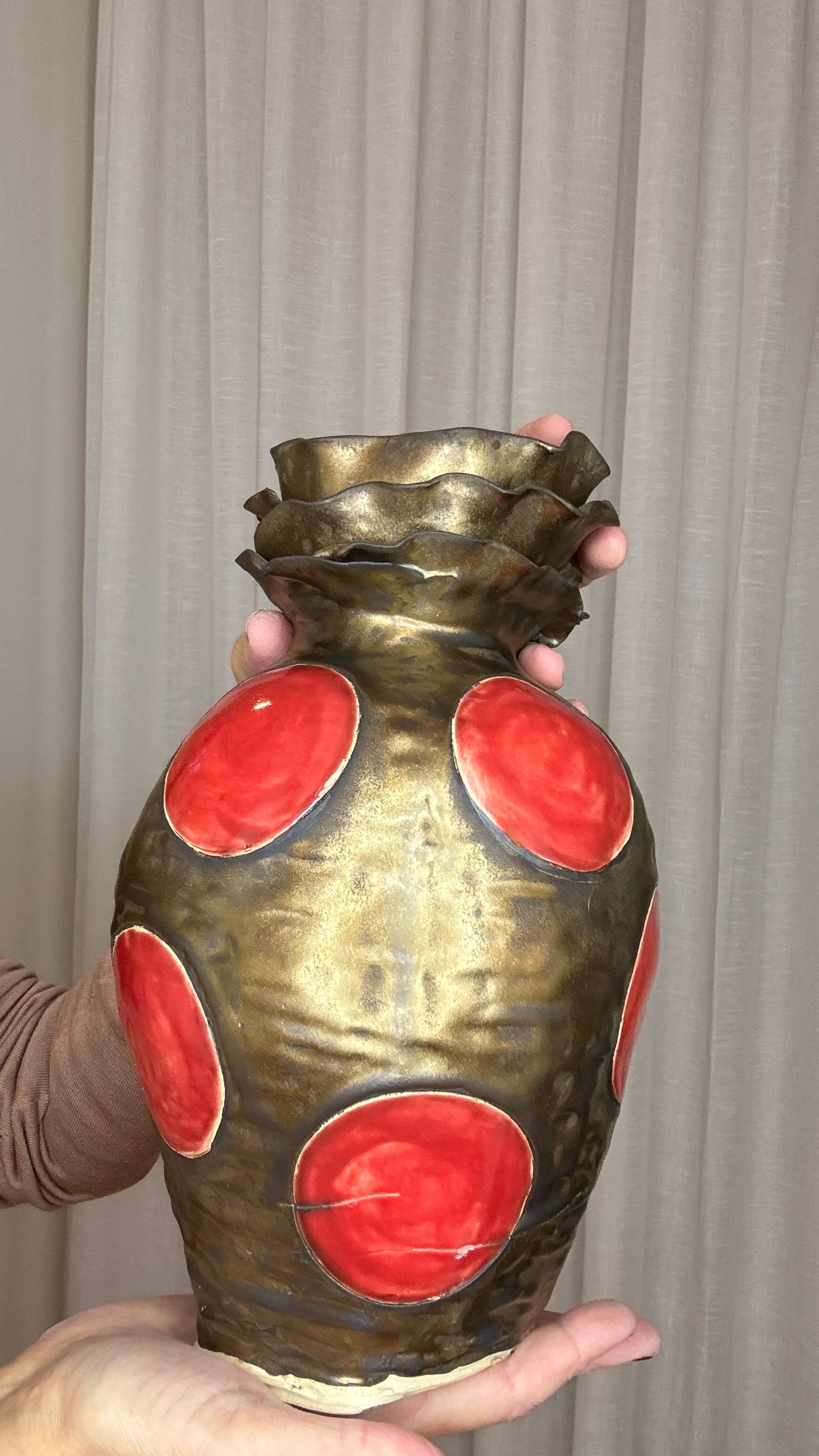 XXI secolo e contemporaneo Vaso Olé in gres bronzo e Dot Dot Rosso n. 6 dell'artista e designer Hania Jneid in vendita