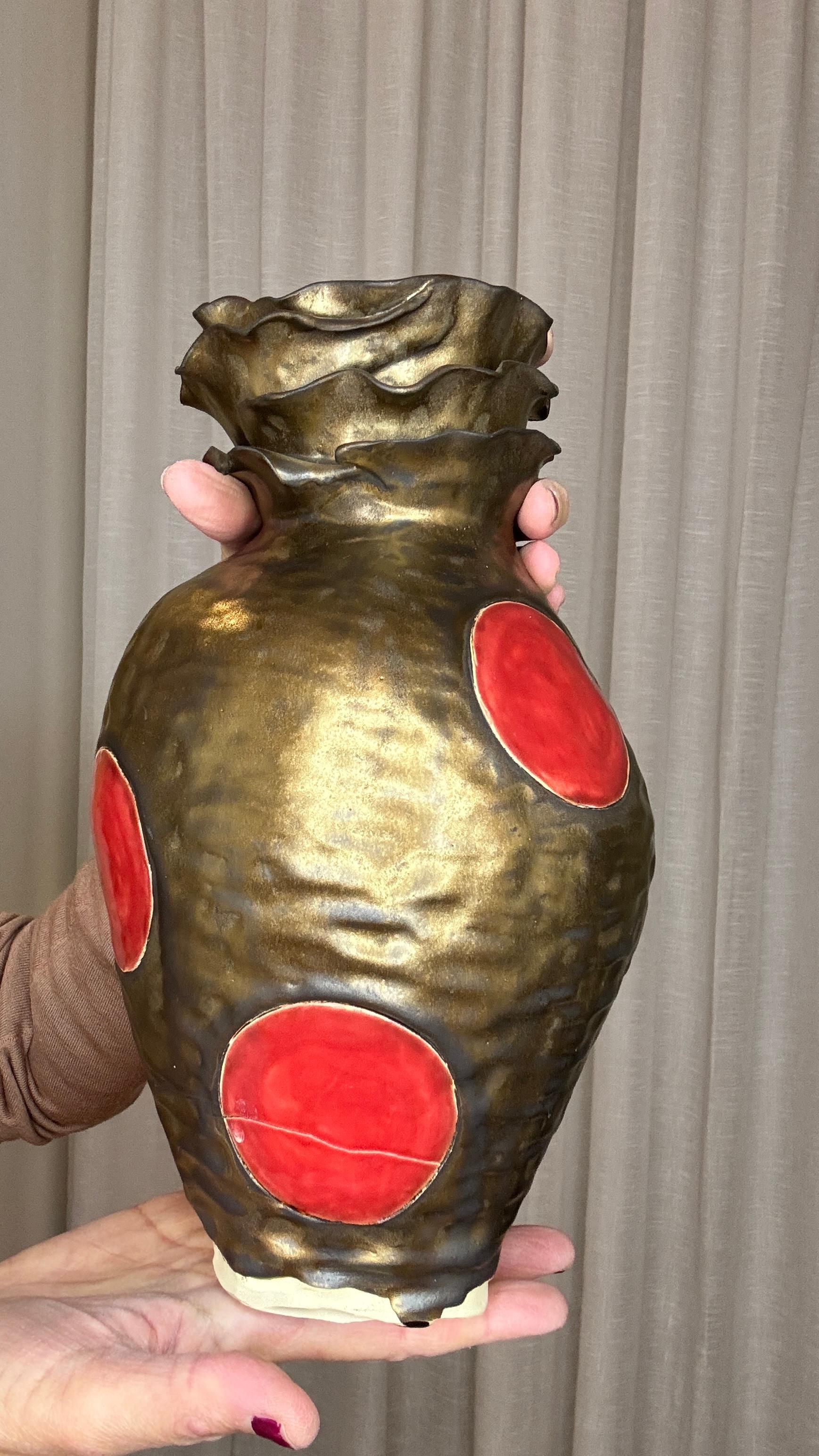 Grès porcellanato Vaso Olé in gres bronzo e Dot Dot Rosso n. 6 dell'artista e designer Hania Jneid in vendita