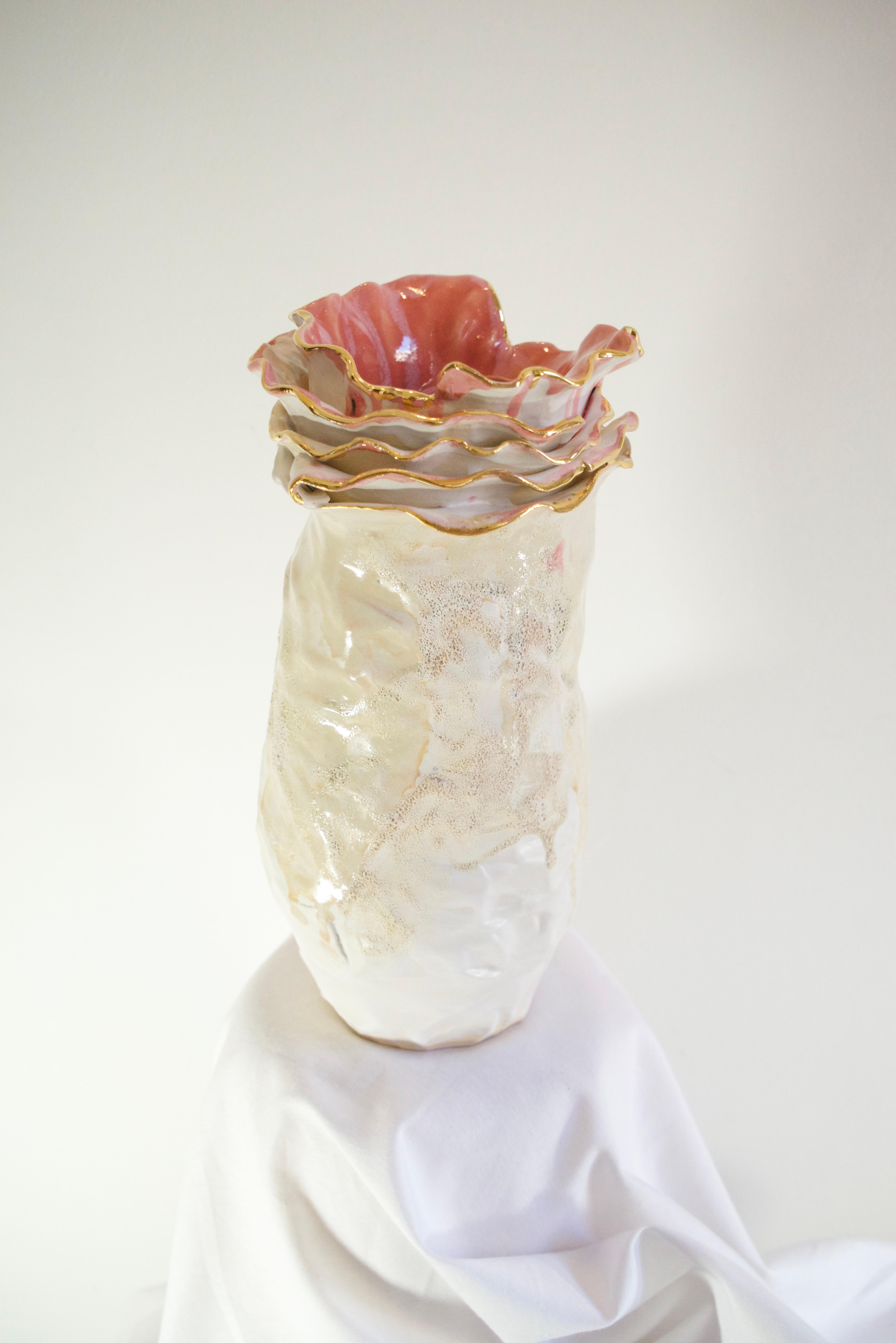 Vaso Olé in gres beige e corallo di Hania Jneid in vendita 2