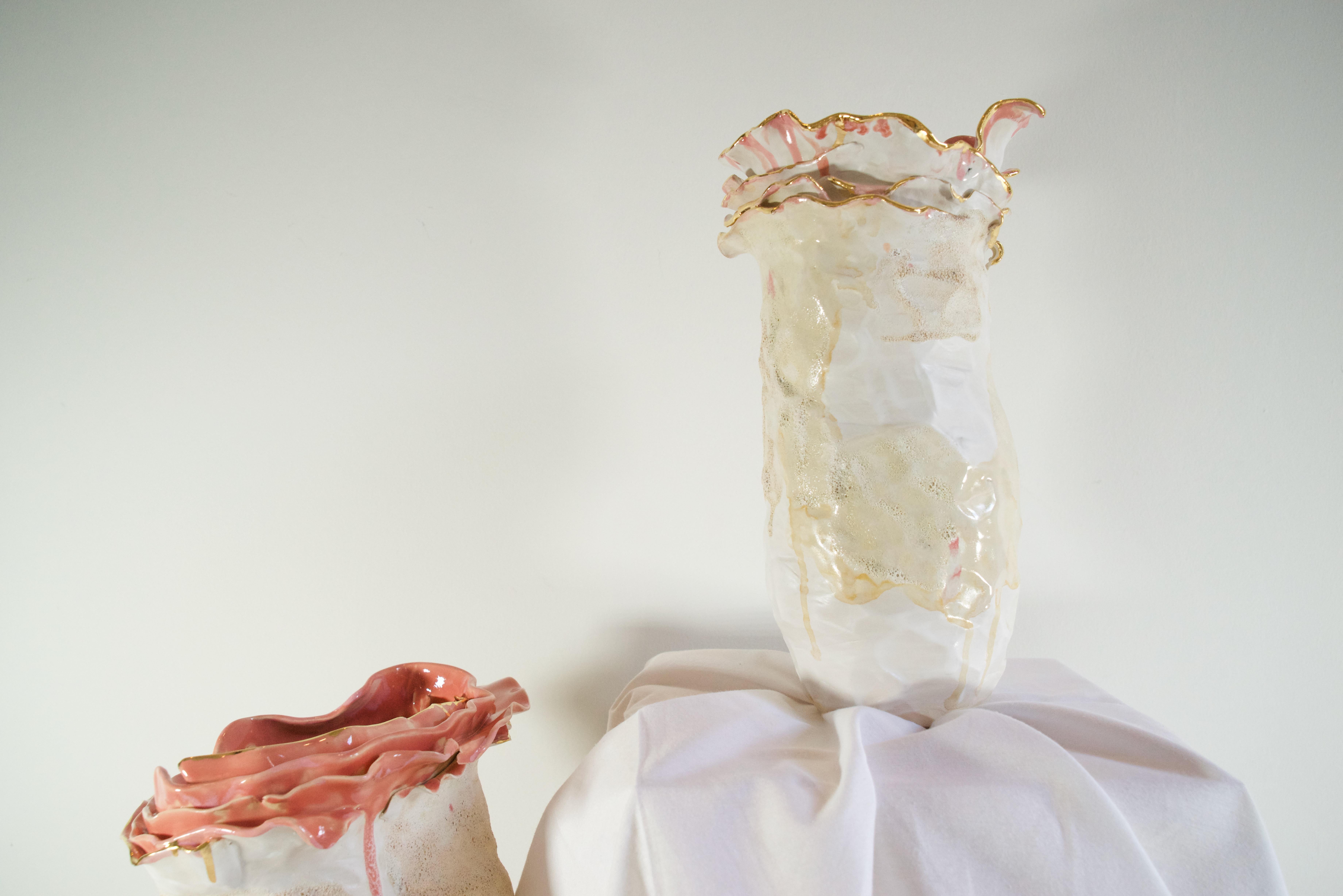 Moderno Vaso Olé in gres beige e corallo di Hania Jneid in vendita