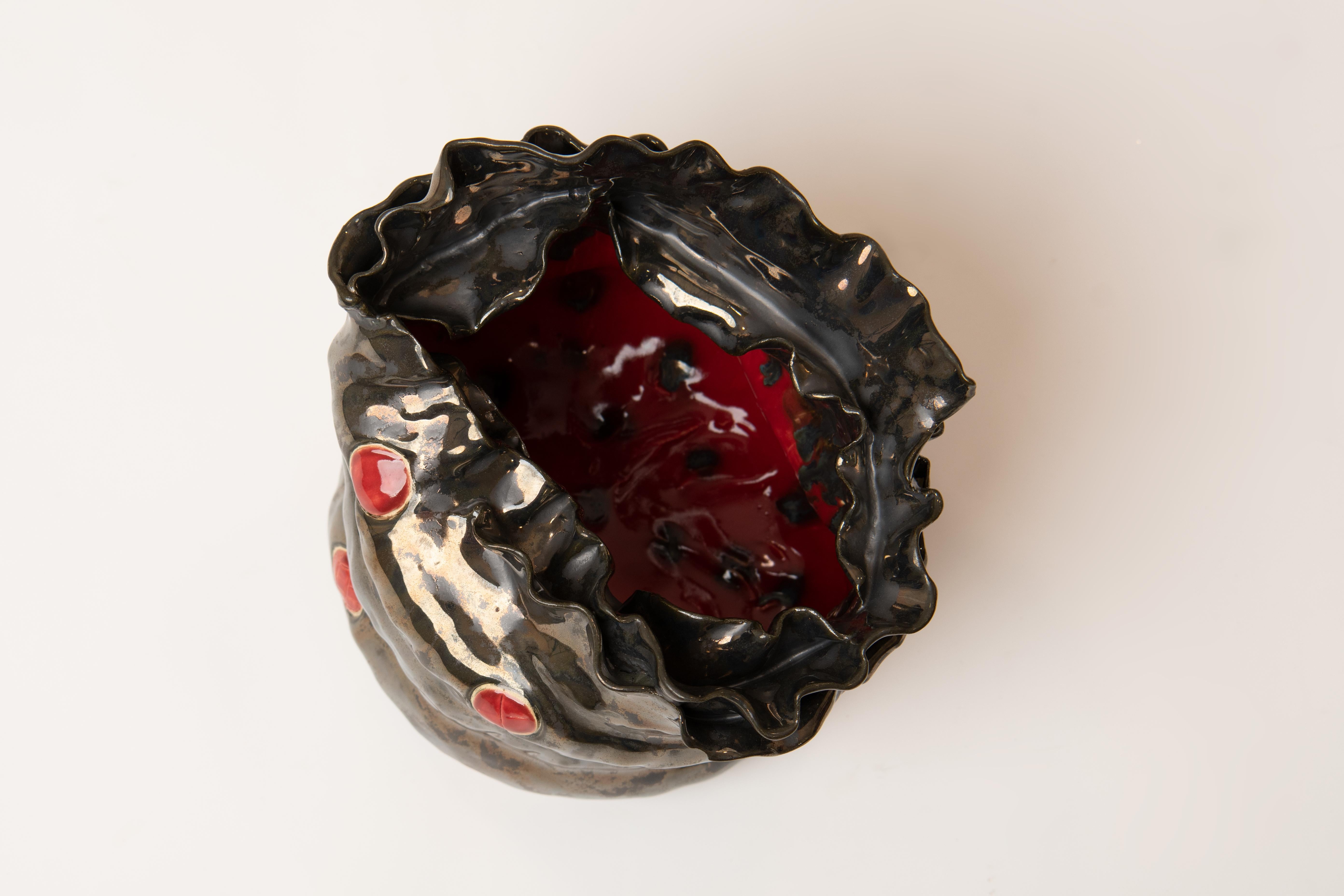 Fatto a mano Vaso in gres Olé bronzo e colore rosso specchiato di Hania Jneid in vendita