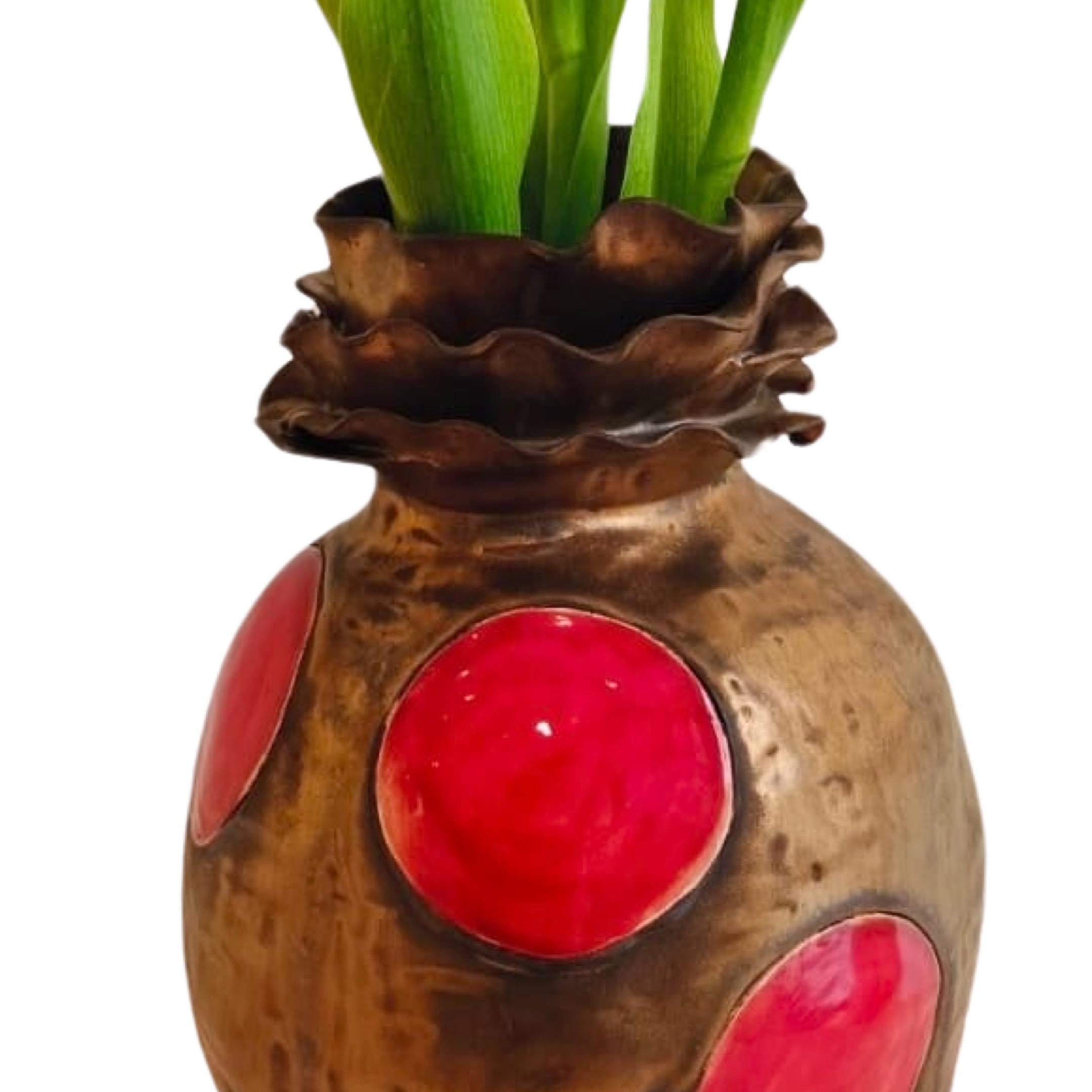 Moderno Vaso Olé in gres bronzo e Dot Dot Rosso n. 6 dell'artista e designer Hania Jneid in vendita