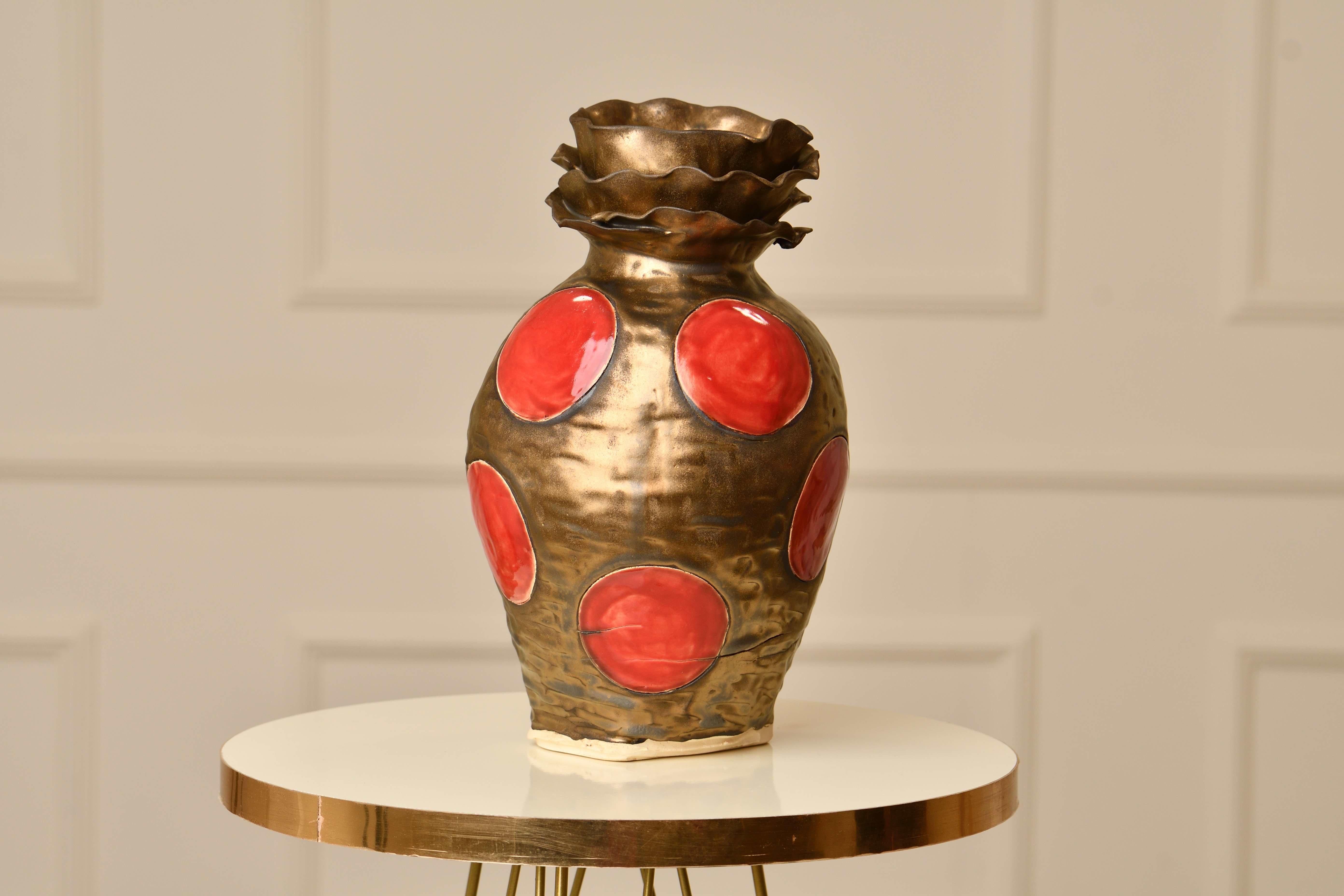 Spagnolo Vaso Olé in gres bronzo e Dot Dot Rosso n. 6 dell'artista e designer Hania Jneid in vendita
