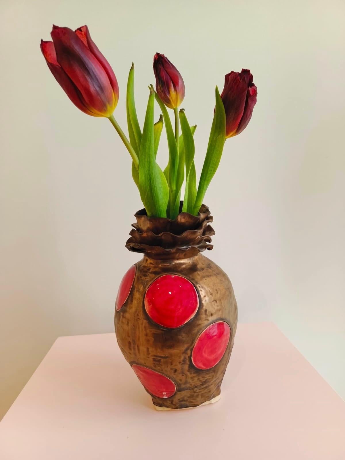 Fatto a mano Vaso Olé in gres bronzo e Dot Dot Rosso n. 6 dell'artista e designer Hania Jneid in vendita