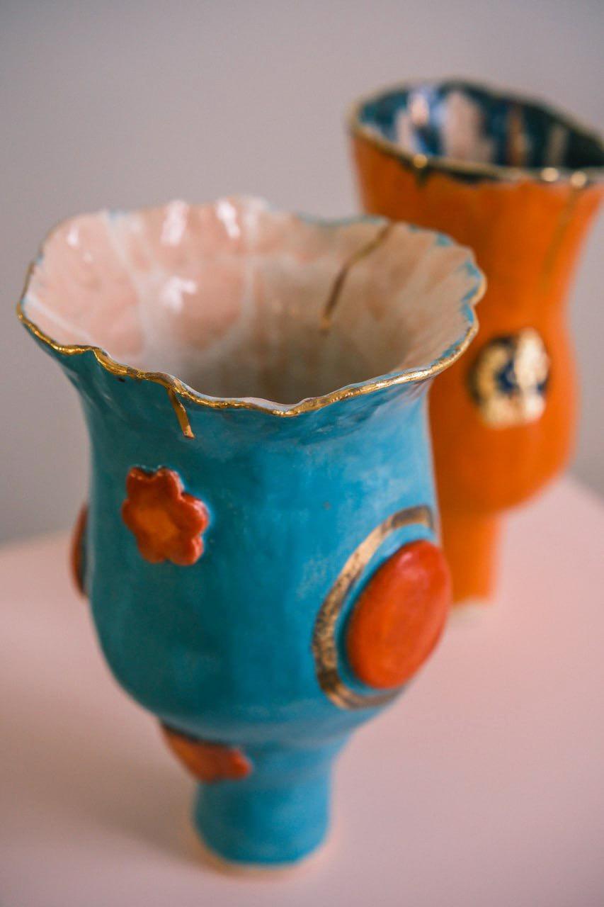 Spagnolo Vaso di ispirazione spagnola Greene & Greene rosso n. 9 dell'artista e designer Hania Jneid in vendita