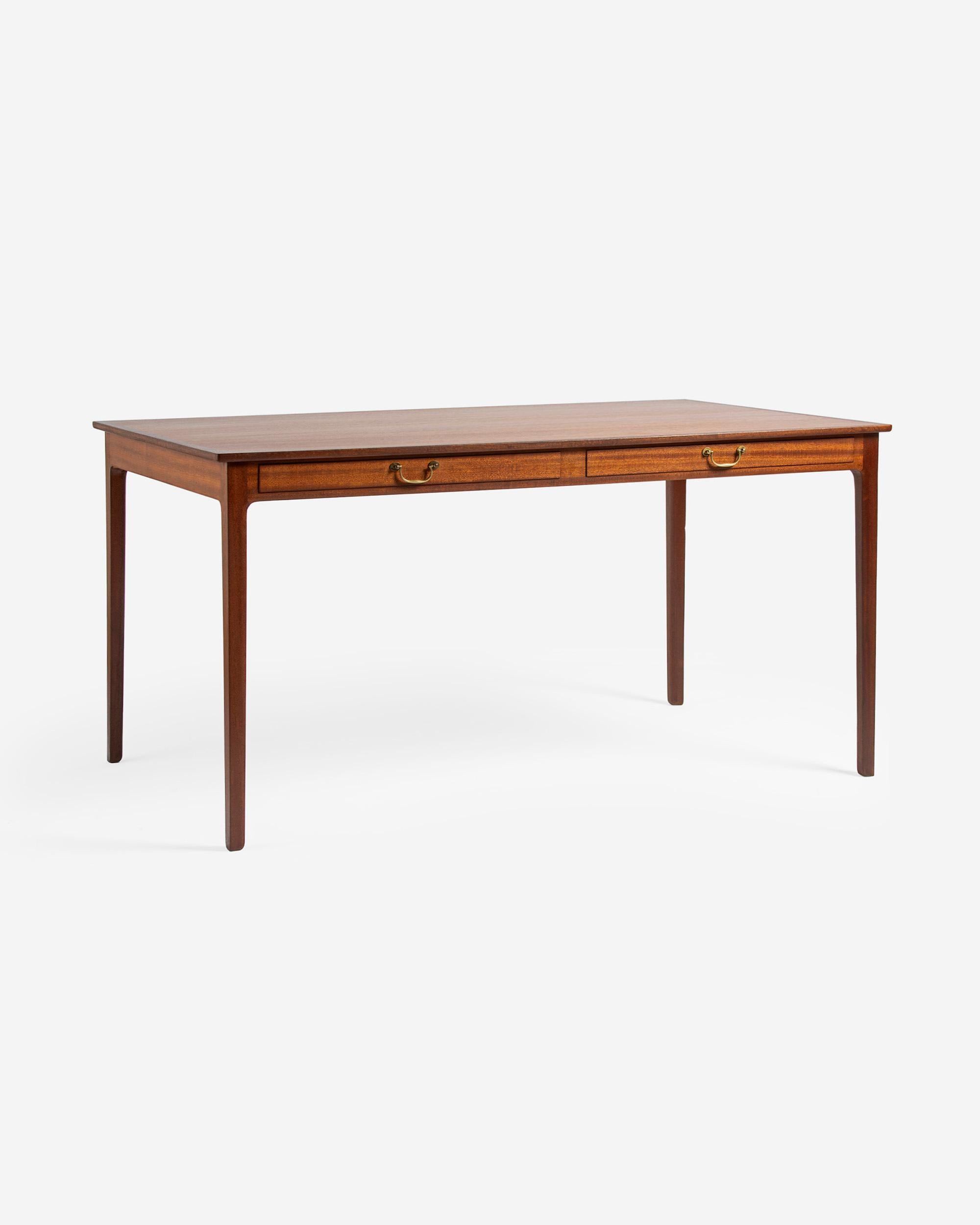 Ole Wasncher - Rara scrivania in mogano

Questa splendida ed elegante scrivania in stile classico è stata disegnata dal maestro danese Ole Wanscher negli anni '50 e prodotta dal suo collaboratore di lunga data, l'ebanista A.J. Iversen. La scrivania