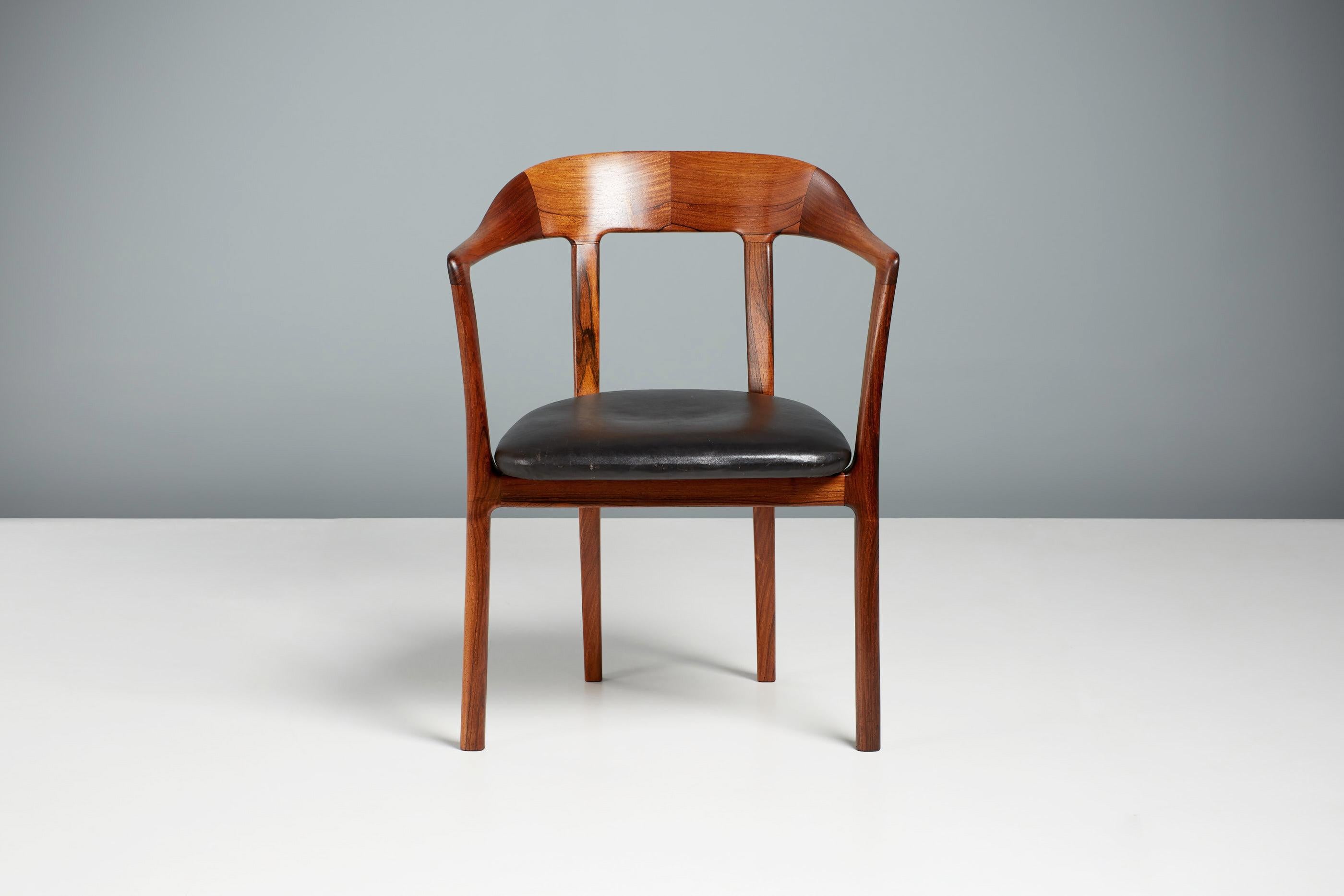 Ole Wanscher - Prinzessinnen-Sessel, 1958

Das Modell J2883, das 1958 vom Meisterdesigner Ole Wanscher entworfen wurde, erhielt seinen Spitznamen dank einer dänischen Prinzessin, die den Stuhl während eines Besuchs der Ausstellung der Cabinetmakers'