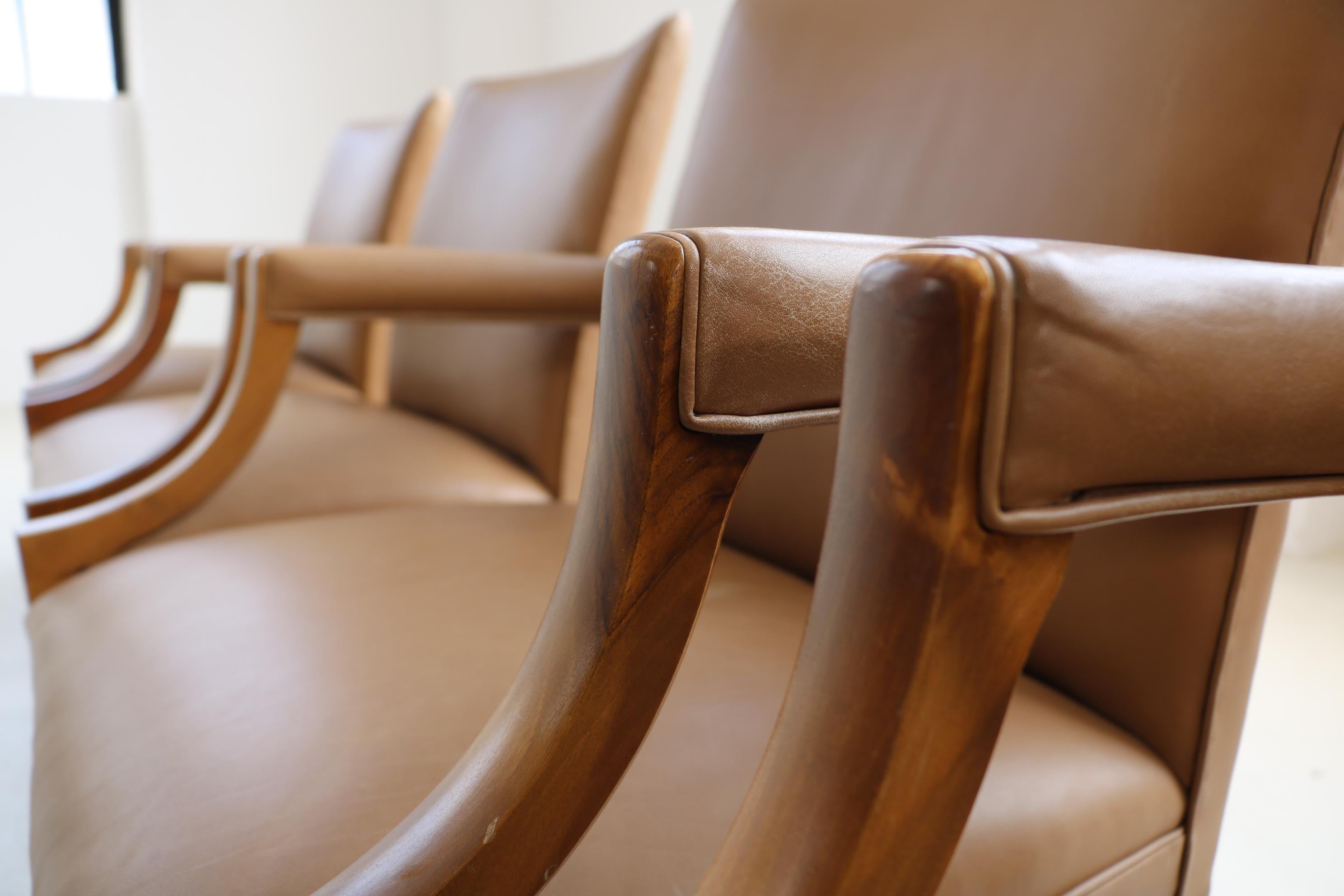 4 Sessel von dem berühmten dänischen Architekten und Designer Ole Wanscher für A.J. Iversen in den 50er Jahren.
Wir halten die Sessel für etwas Besonderes und Außergewöhnliches und in der Ausführung, 
Rahmen aus Nussbaumholz in Kombination mit