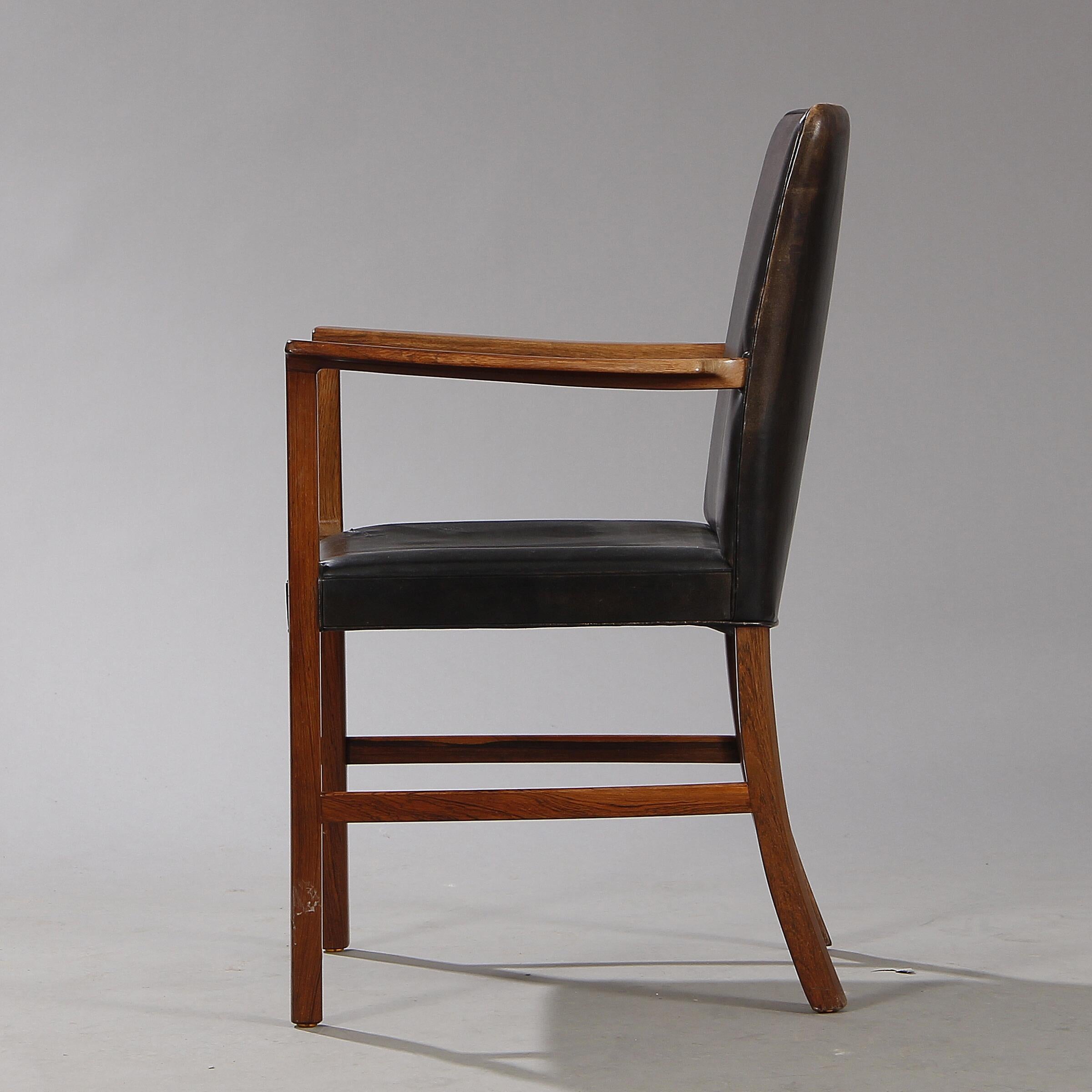 Scandinave moderne Fauteuil Ole Wanscher en cuir noir et bois de rose en vente