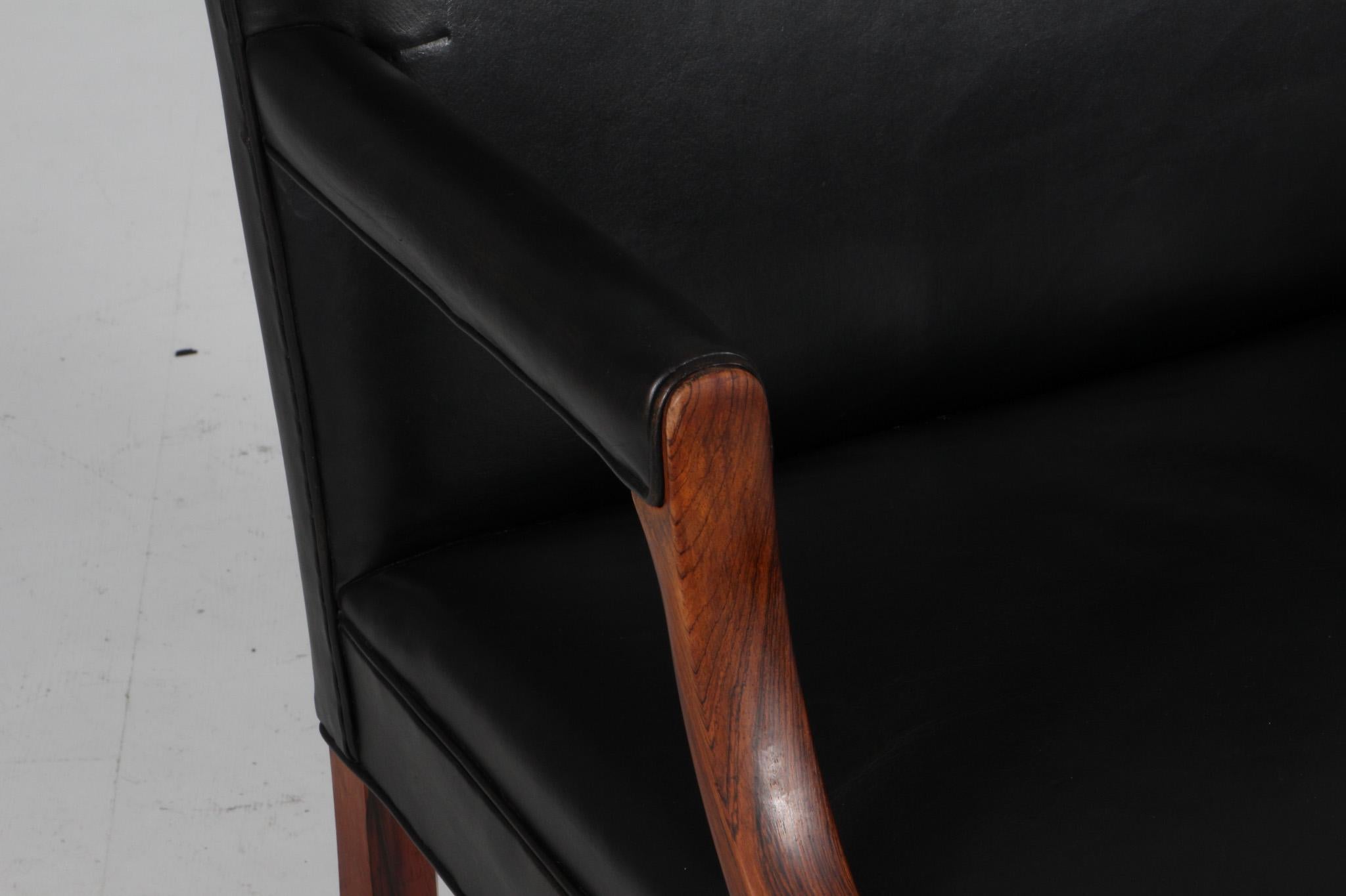 Scandinavian Modern Ole Wanscher armchair of black leather, Denmark 1950s For Sale