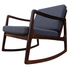 Sedia a dondolo danese in palissandro brasiliano di Ole Wanscher