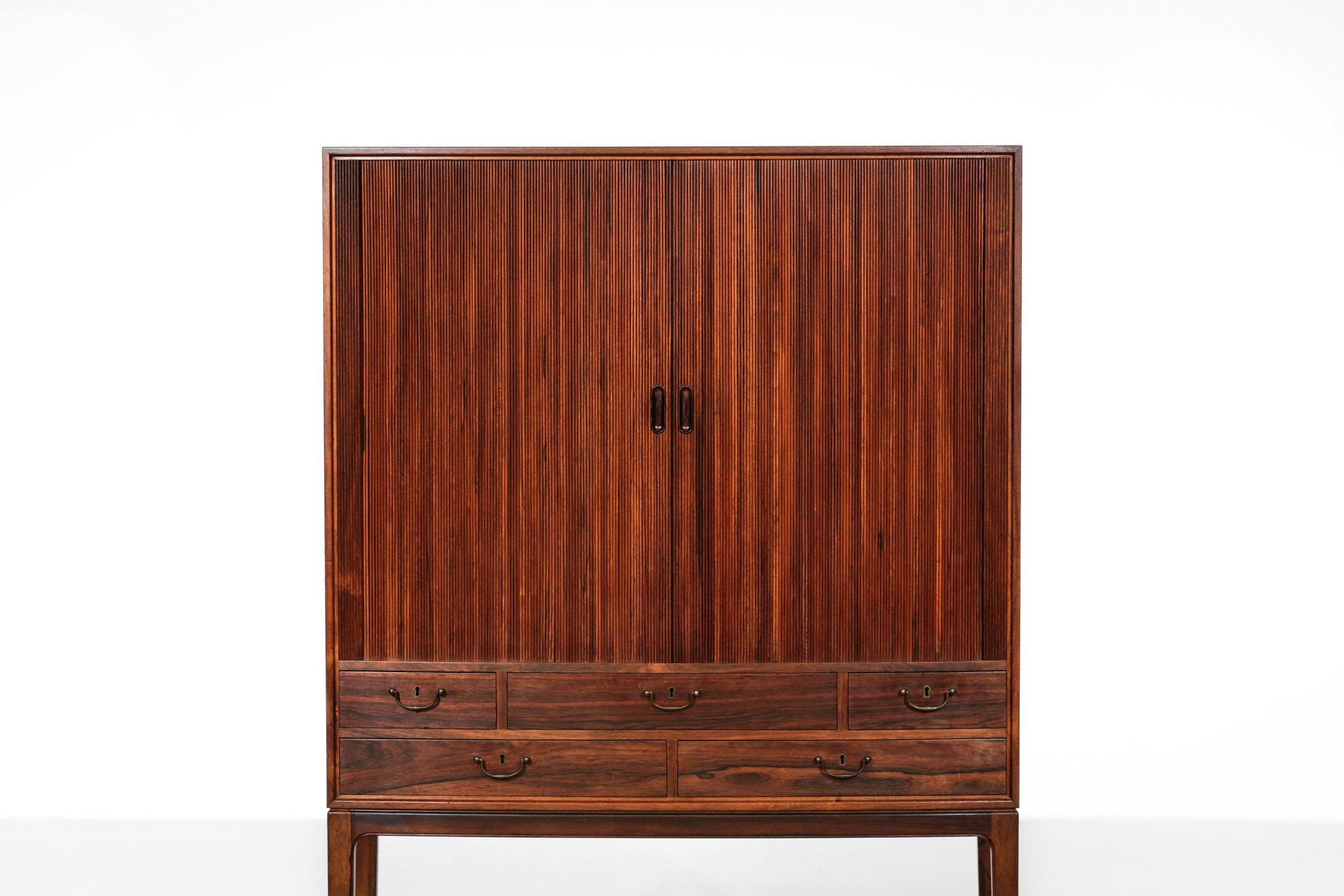 Rare sideboard designed by Ole Wanscher.
Structure in rosewood with brass knobs.
Composed of two sliding doors with 5 drawers.
High quality work.