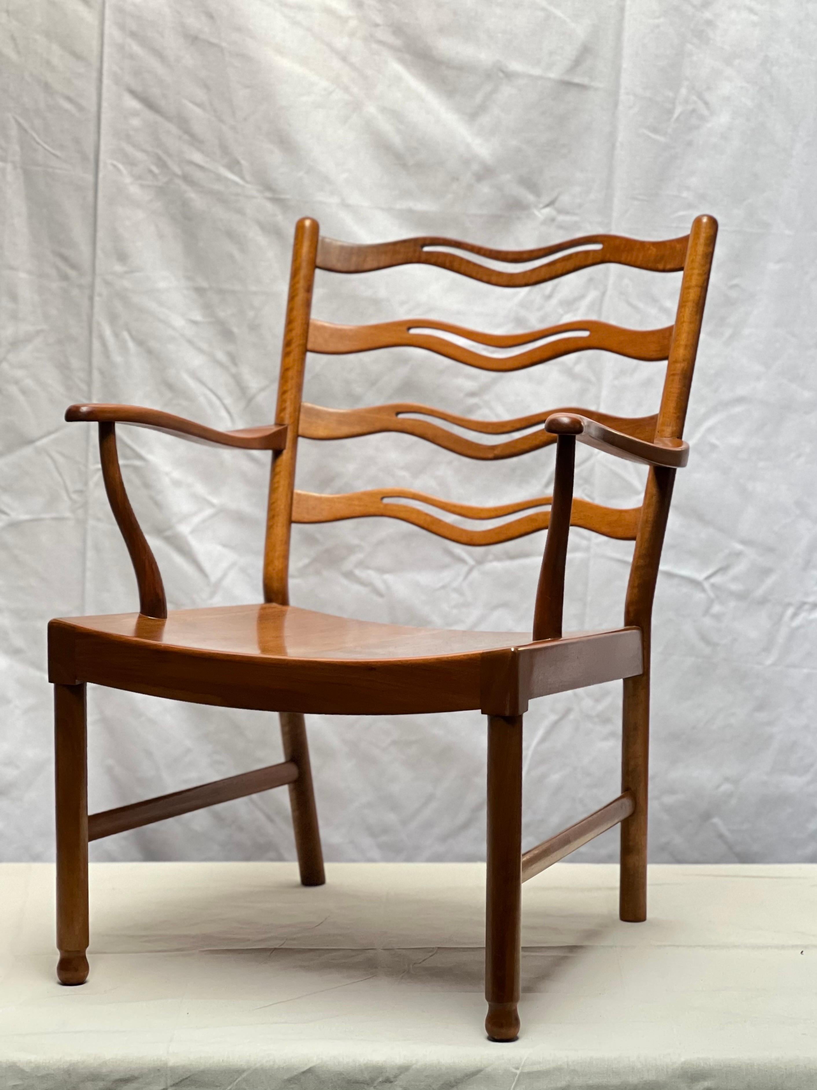Dekoratives Möbelstück aus Akazienholz von Fritz Hansen, das von illums bolighus, einem renommierten Großhändler, verkauft wird. Er trägt die Schultafel im unteren Teil des Gebäudes. Er wurde komplett umgedreht, damit er seinen ursprünglichen Ruf