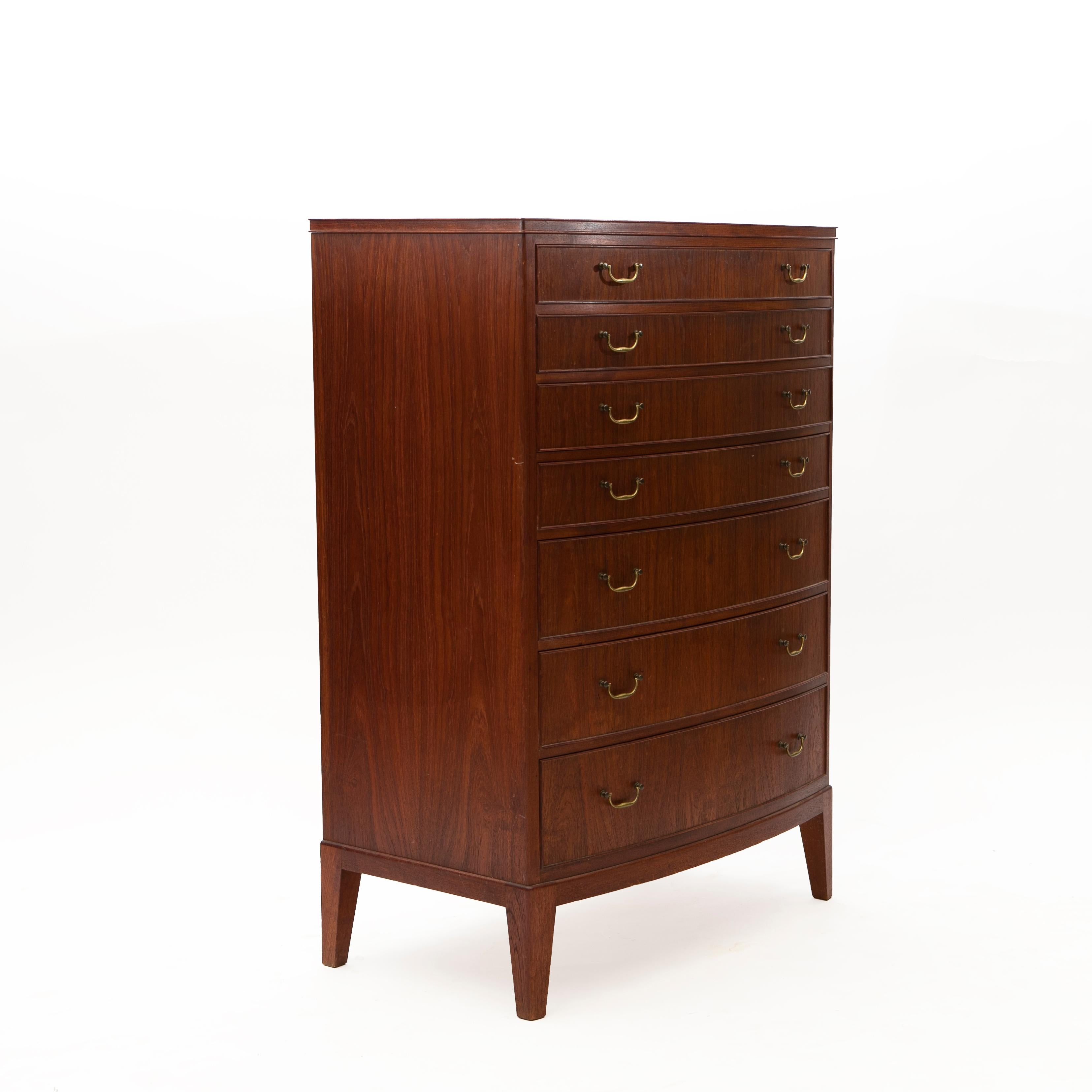 Ole Wanscher (Danish 1903-1985).
Teak wood chest of drawers designed by Ole Wanscher for Illums Bolighus in the 1960s.

The chest of drawers consists of 7 drawers in three different heights with brass handles.

In good original untouched