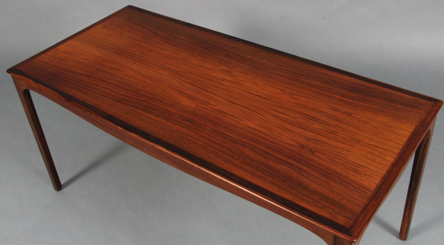 Ole Wanscher coffee table made in rosewood.

Manufactured by A. J. Iversen.